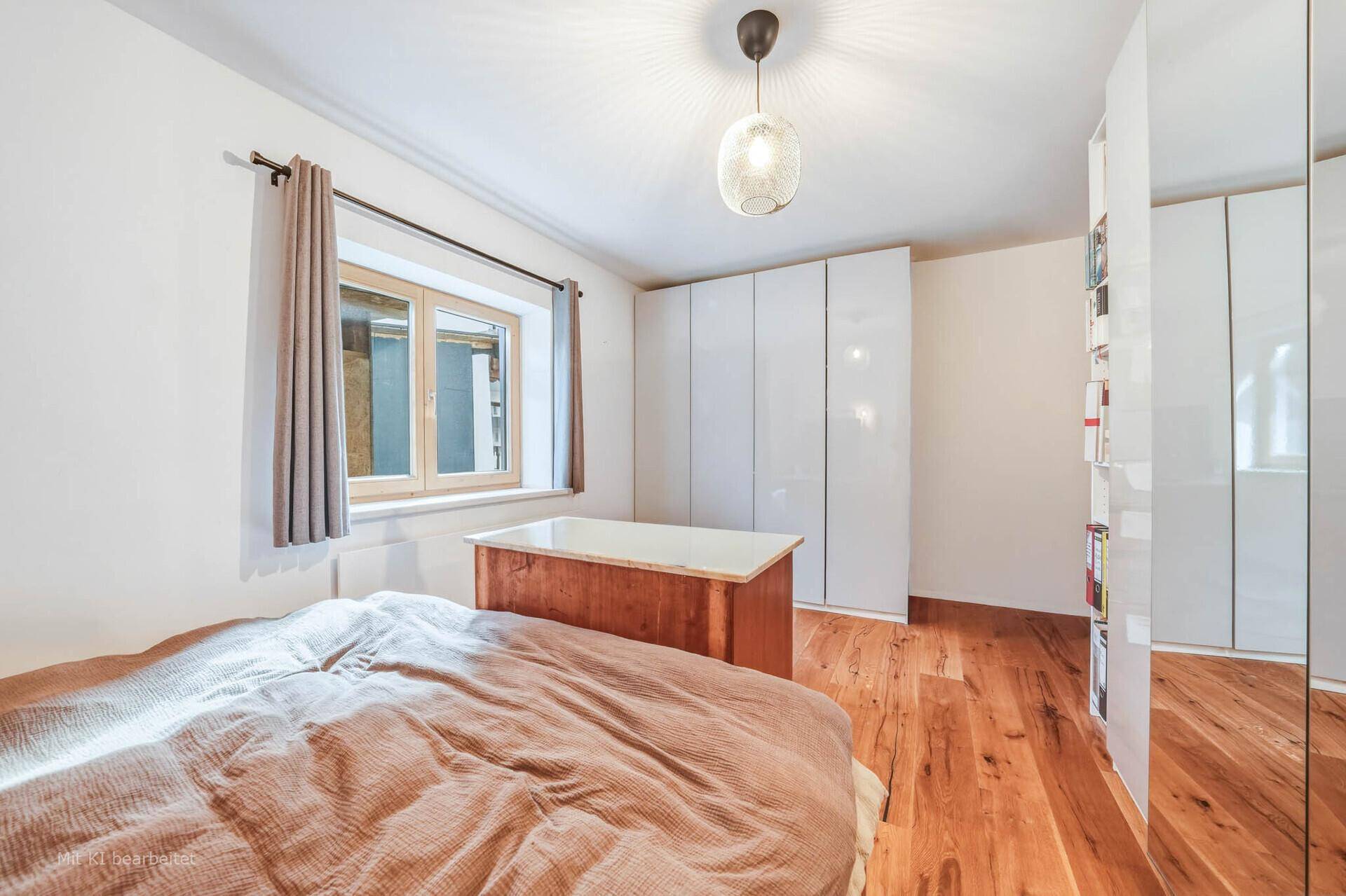 Schlafzimmer mit großem Bett und eleganten weißen Hochglanzschränken, die viel Stauraum bieten.