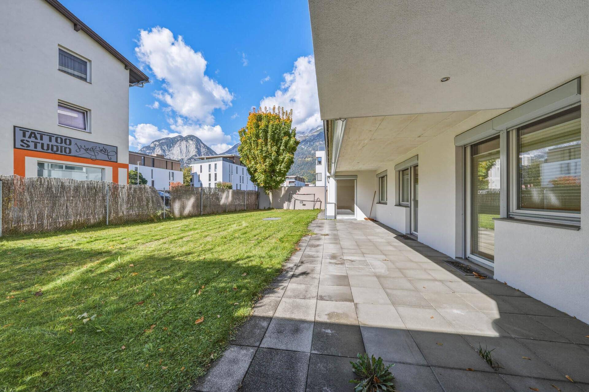 Geräumige Terrasse mit Bergblick und direktem Zugang zum Gartenbereich.
