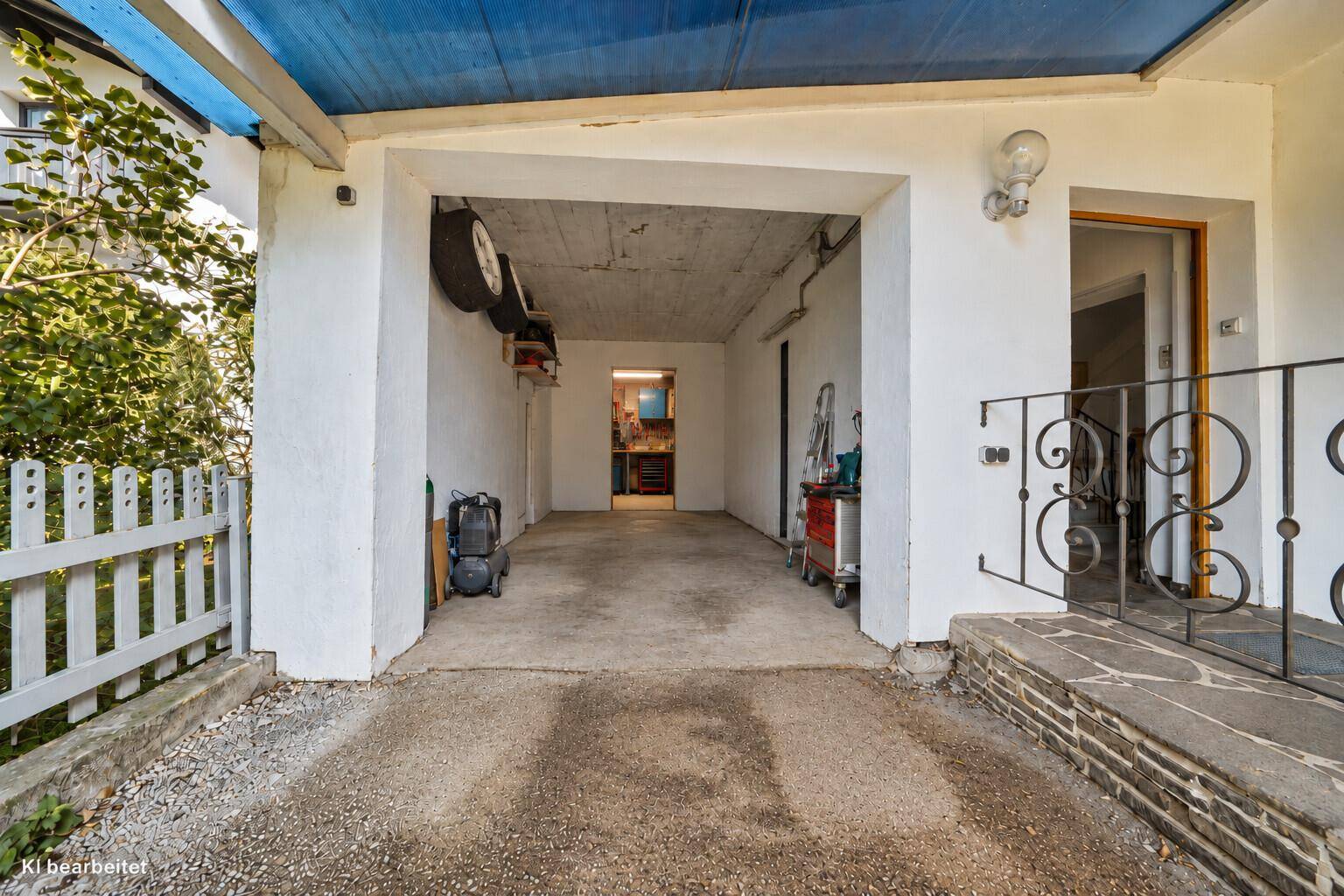Geräumige Garage mit Betonboden und direktem Zugang zum Haus, ideal für Fahrzeuge und Lagerung.