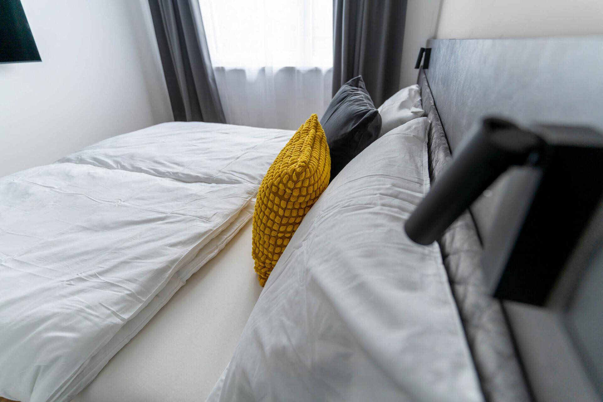 Modernes Badezimmer mit begehbarer Dusche, Holzwaschtisch und beleuchtetem Spiegel.