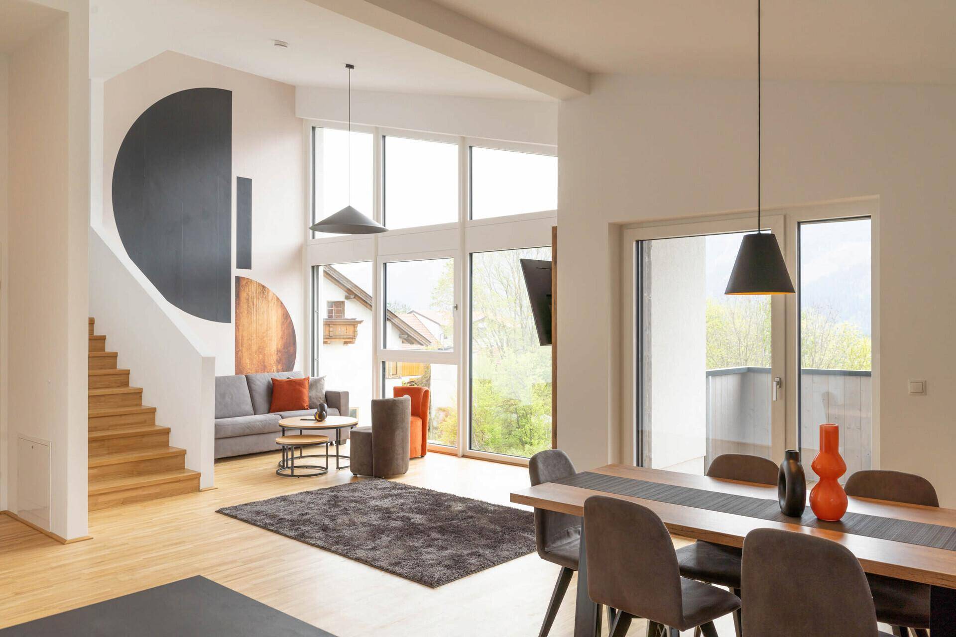 Heller Eingangsbereich mit Holzboden, Garderobenschrank und ovalem Wandspiegel.