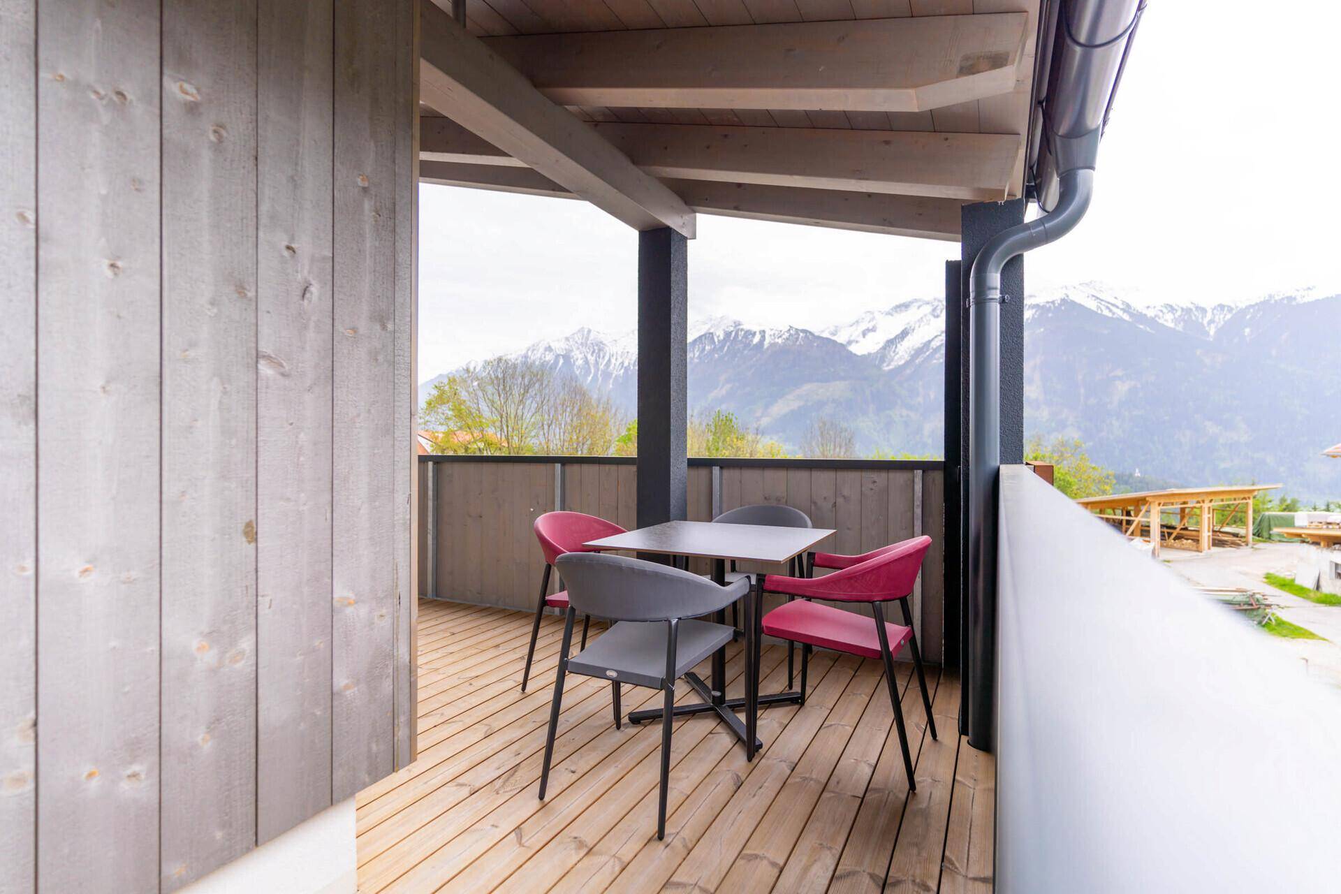 Helles Schlafzimmer mit Doppelbett, Holzboden und dekorativer Wandgestaltung.