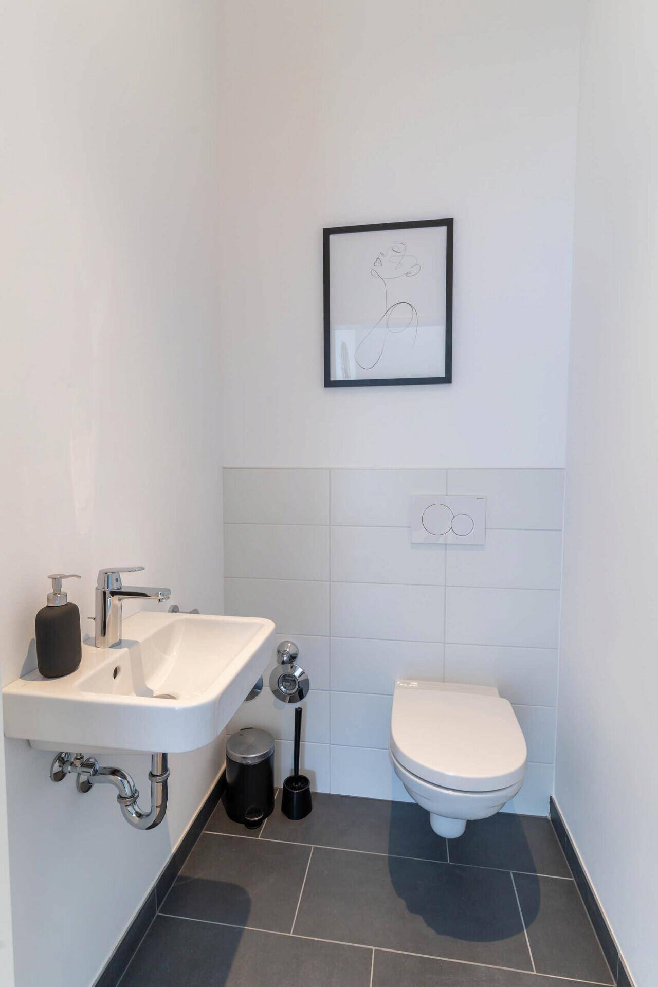 Überdachter Balkon mit Holzboden und Sitzgelegenheiten, ideal für entspannte Stunden.