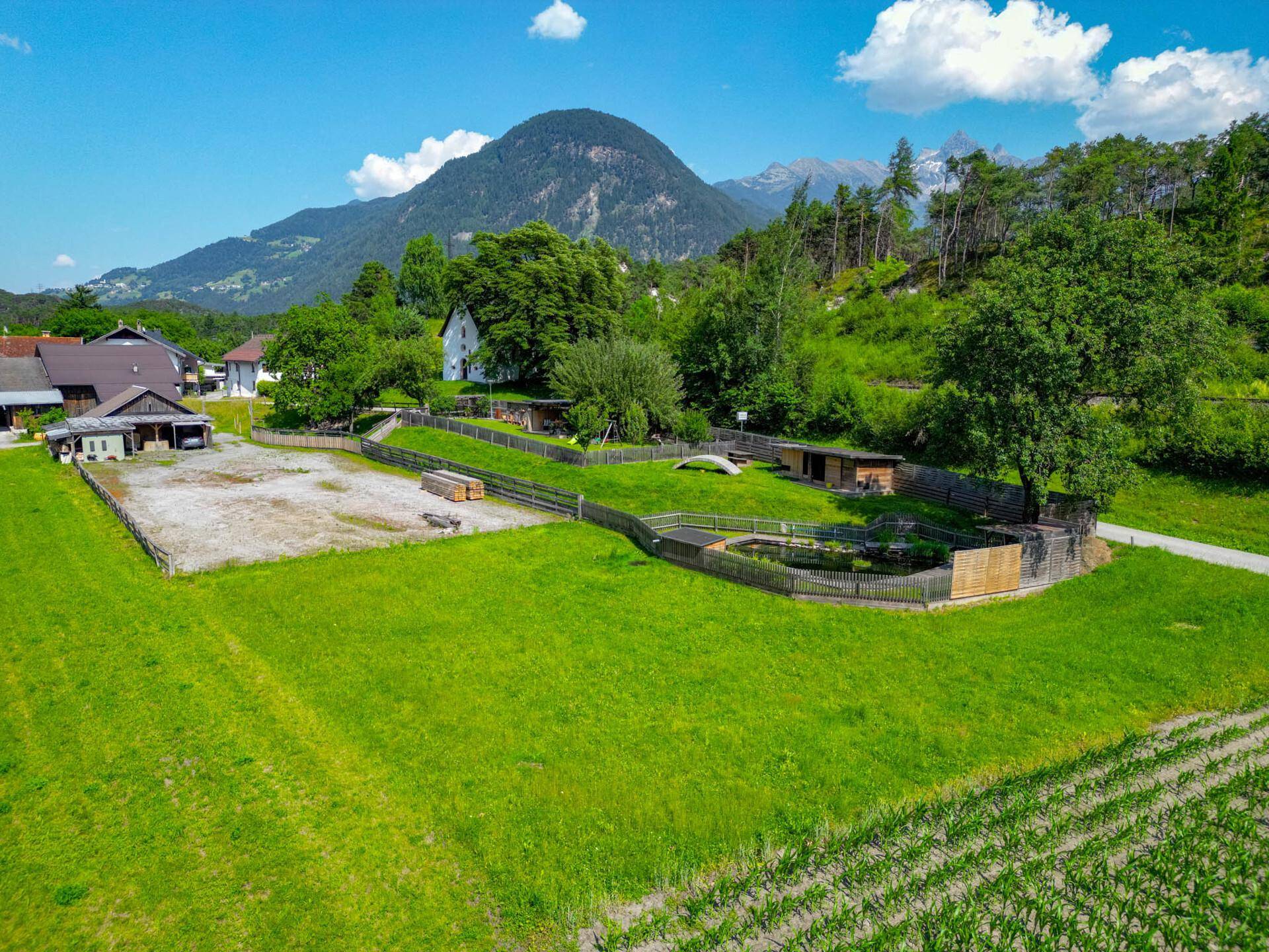 Reitplatz und Garten
