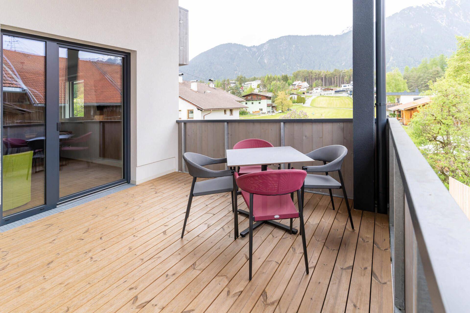 Modernes Badezimmer mit begehbarer Dusche, Holzwaschtisch und beleuchtetem Spiegel.