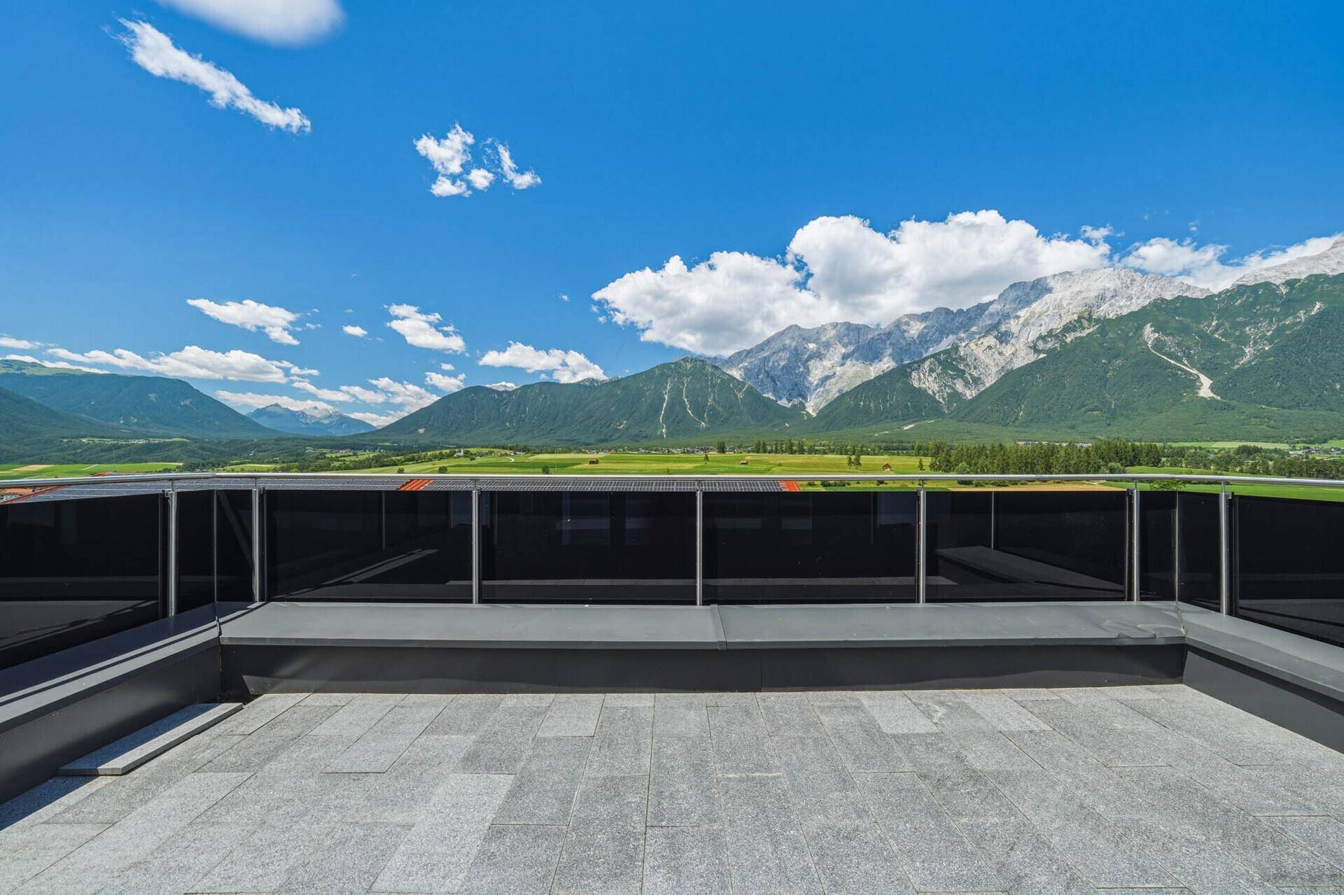 Weitläufige Dachterrasse mit atemberaubendem Panoramablick auf die umliegende Bergwelt.