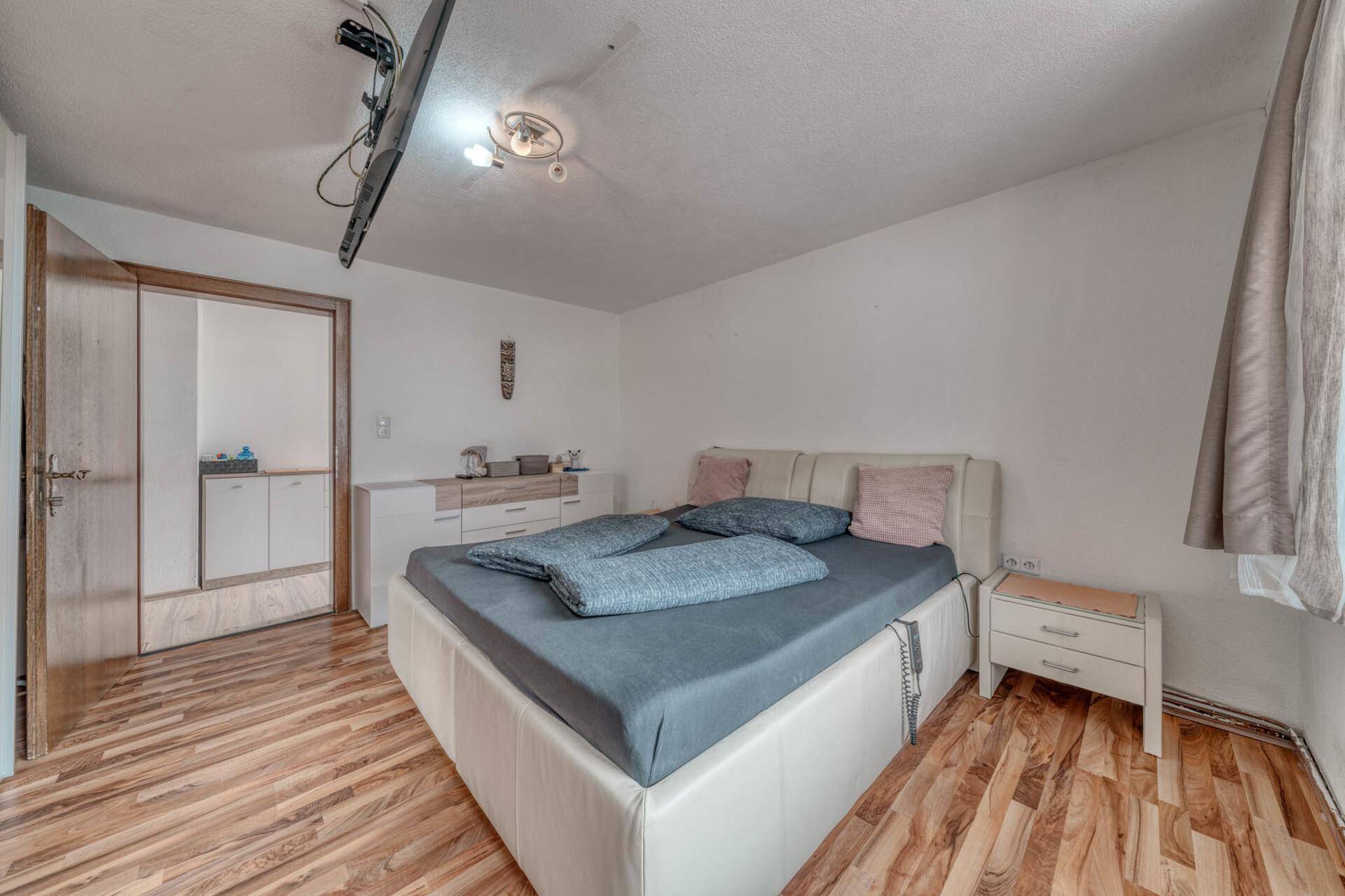 Schlafzimmer 1