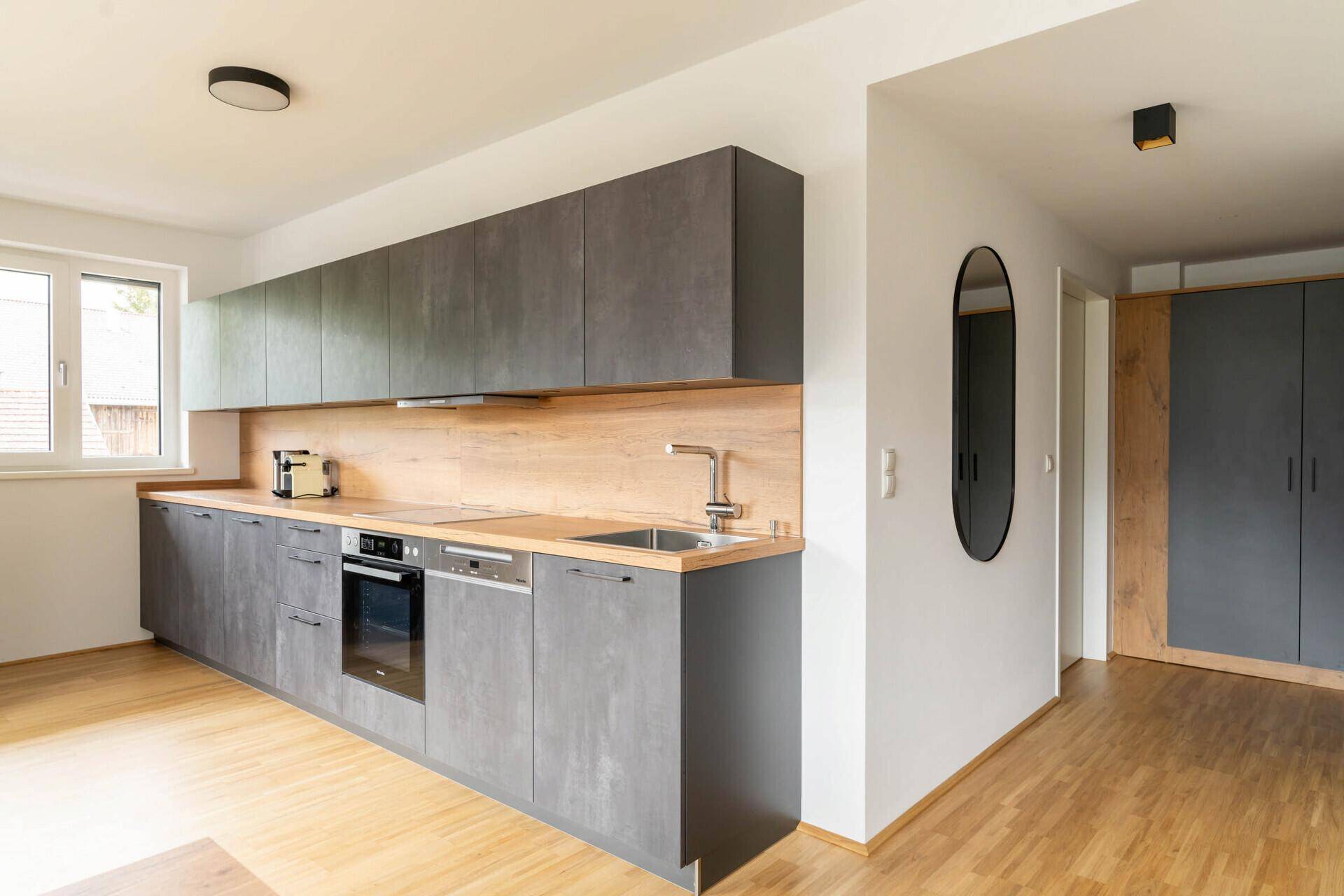 Heller Wohn-Essbereich mit Holzboden, Esstisch und dekorativer Wandgestaltung.