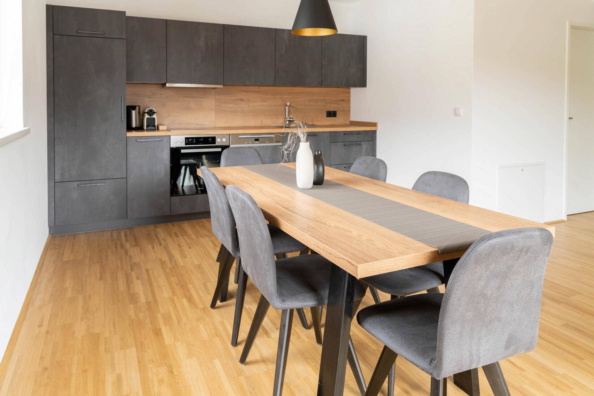 Gemütliches Schlafzimmer mit Doppelbett, Holzboden und dekorativer Wandgestaltung.