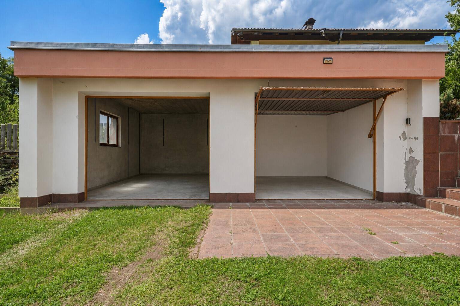 Geräumige Doppelgarage mit zwei offenen Stellplätzen und Betonboden.