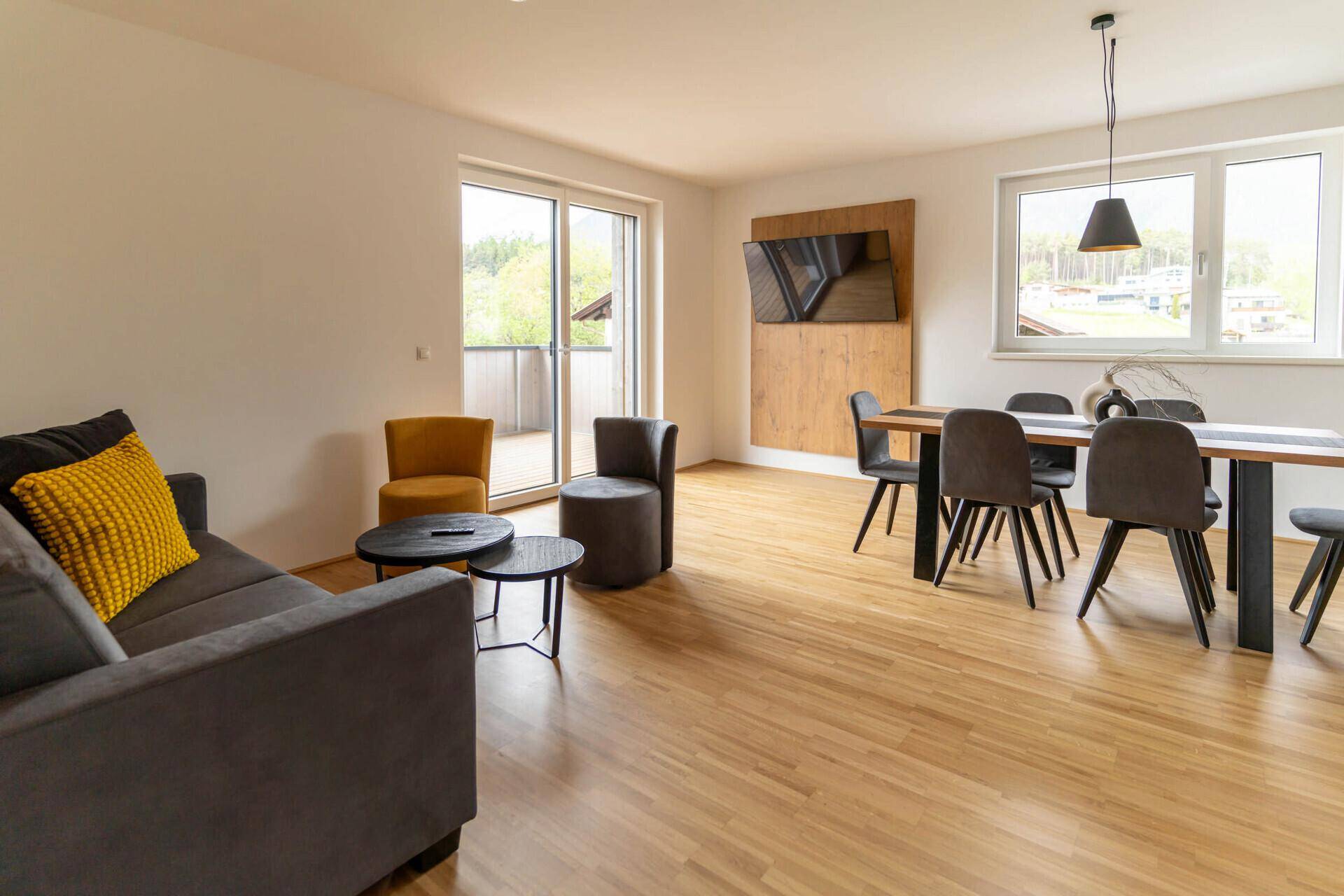 Gemütliches Wohnzimmer mit Sofa, Couchtisch und dekorativer Wandgestaltung.