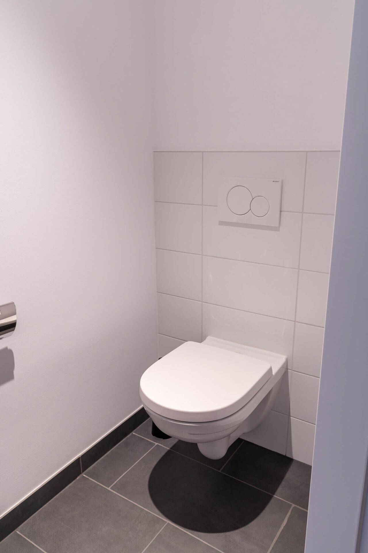 Gemütliches Schlafzimmer mit Doppelbett, Holzboden und dekorativer Wandgestaltung.