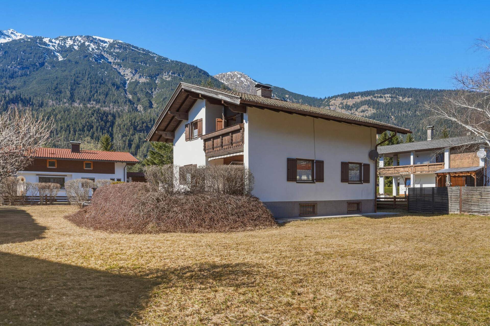Freistehendes Haus mit Garten, Rasen und weitem Bergblick.