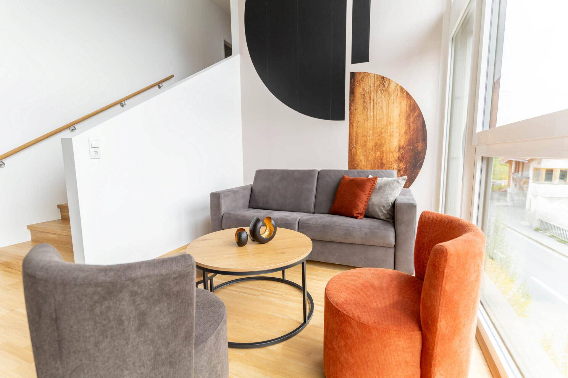 Heller Wohn-Essbereich mit offener Küche, Holzboden und Esstisch.