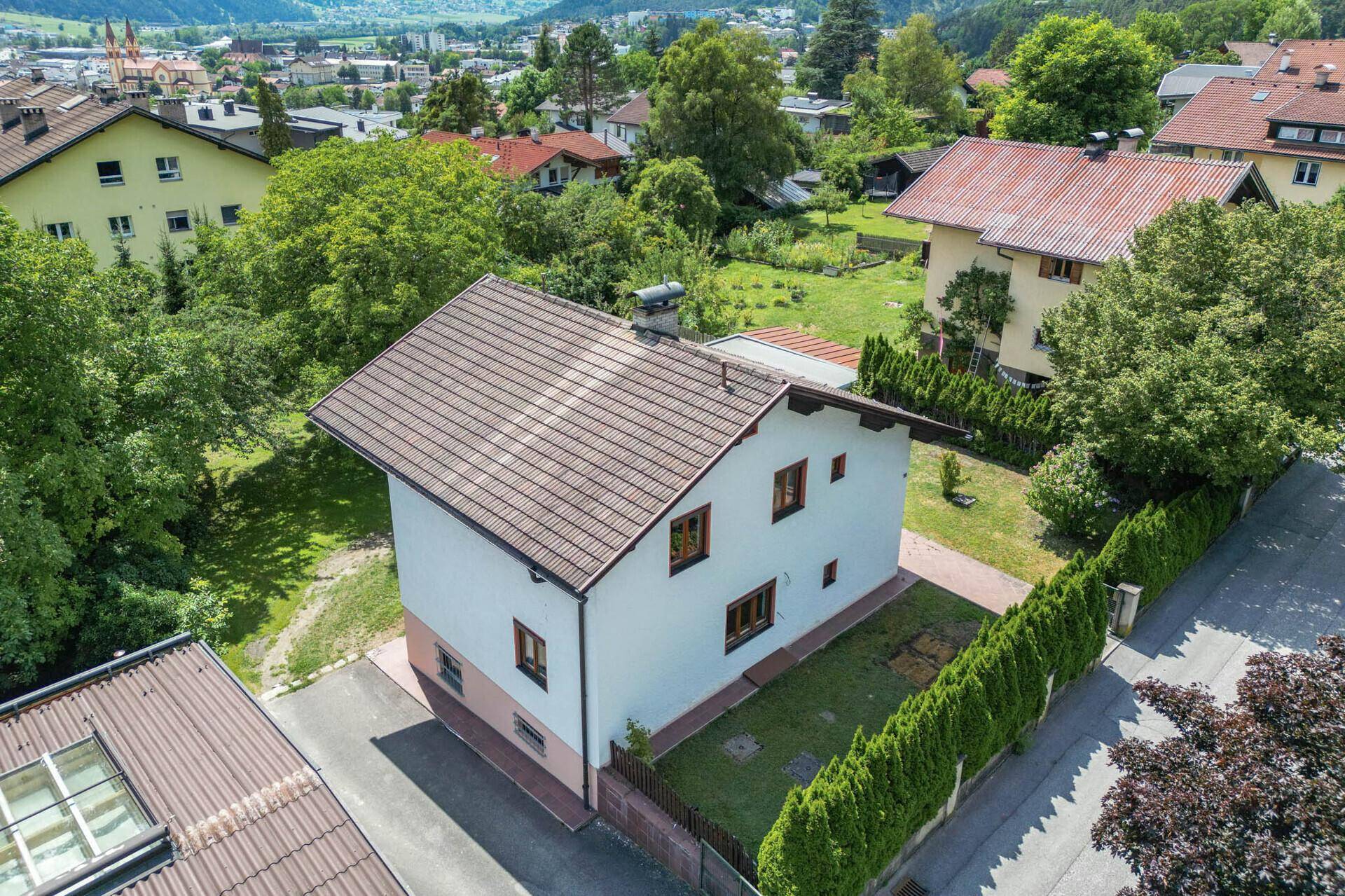 Luftaufnahme des Anwesens mit Haus, Garten und der umliegenden Wohngegend.