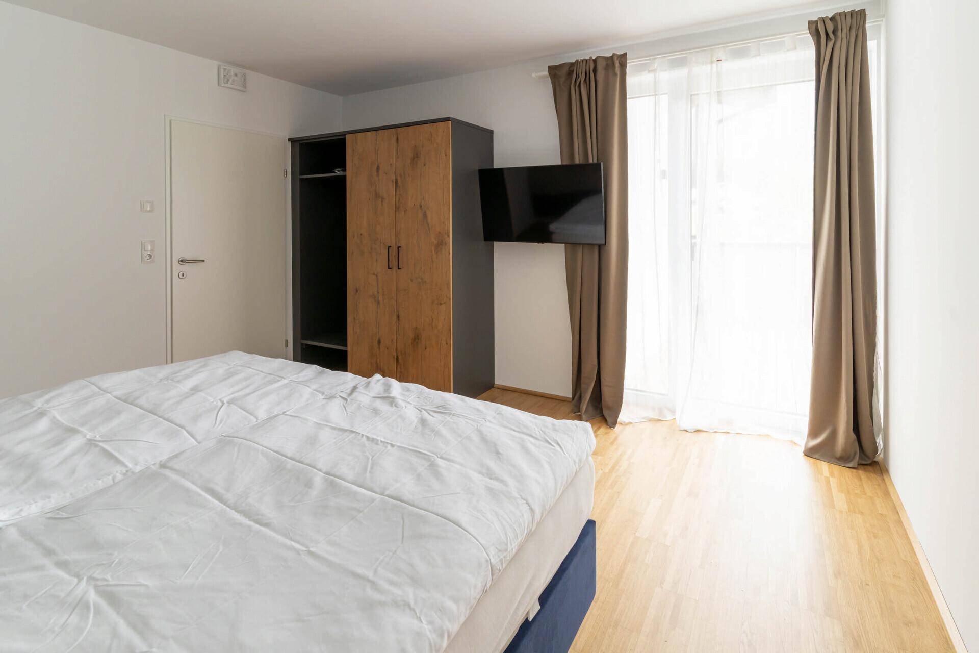 Modernes Gäste-WC mit Wand-WC und dunklen Bodenfliesen.