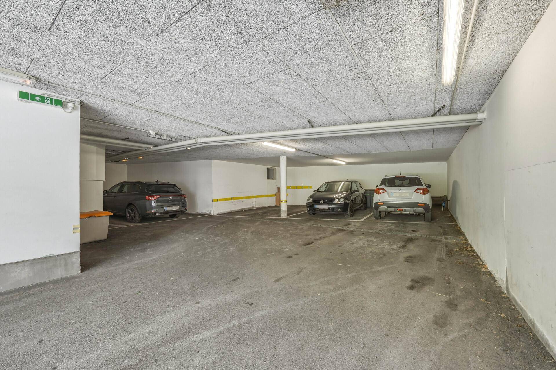 Geräumige Tiefgarage mit mehreren Stellplätzen und guter Beleuchtung.