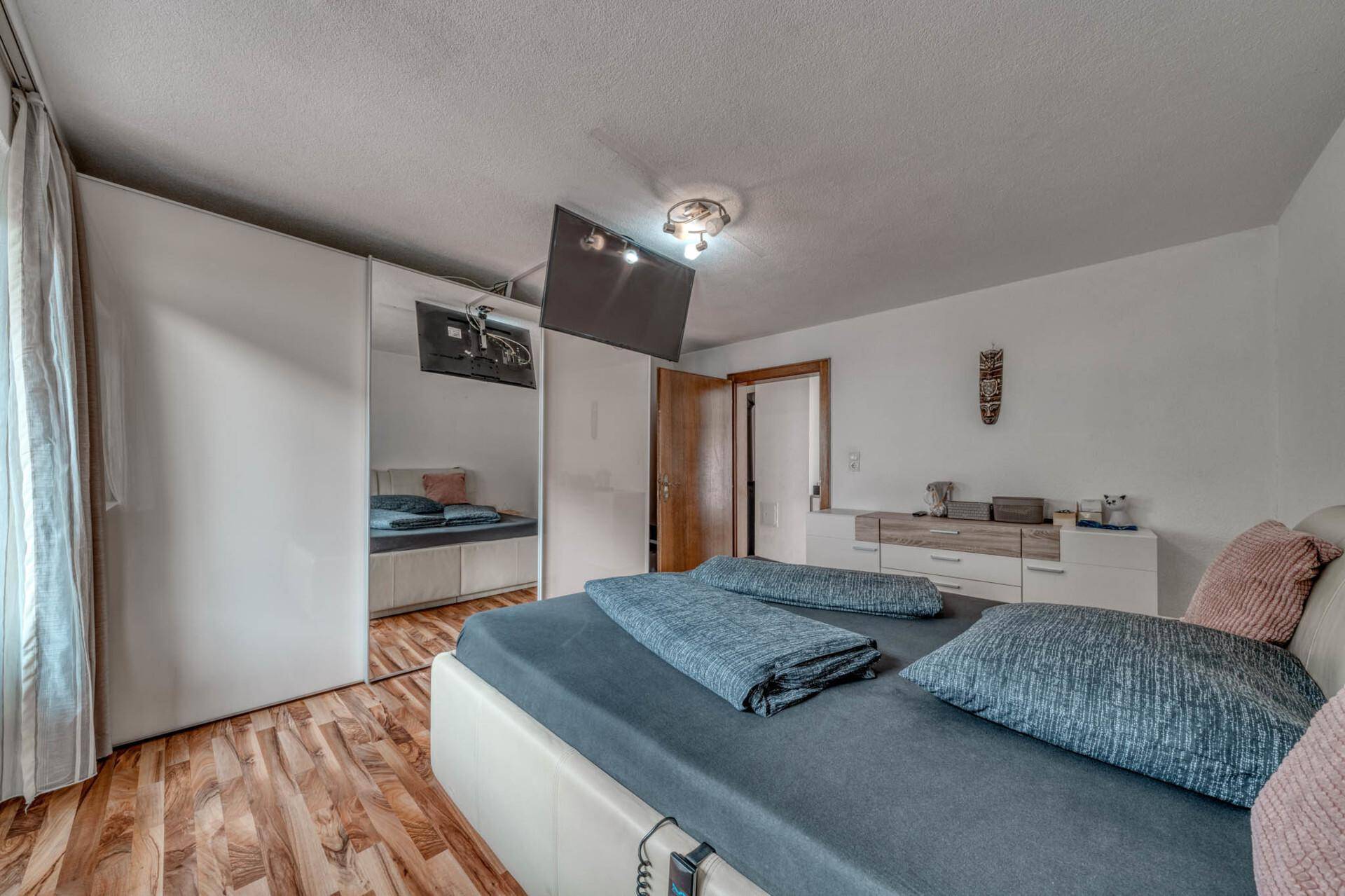 Schlafzimmer 1