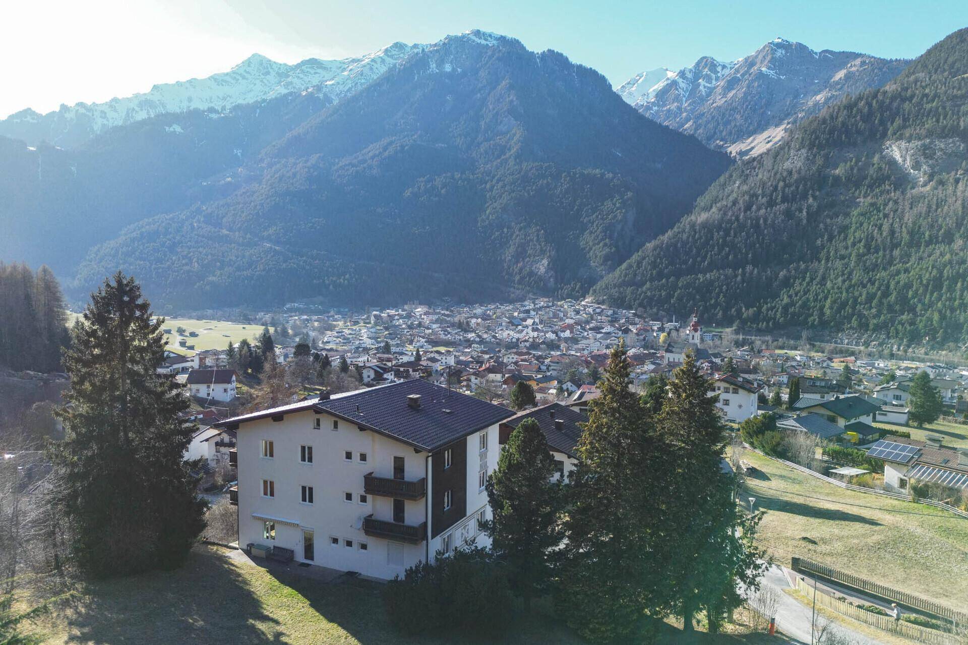 Luftaufnahme des Wohnhauses mit Panoramablick auf die Berge und das Tal.