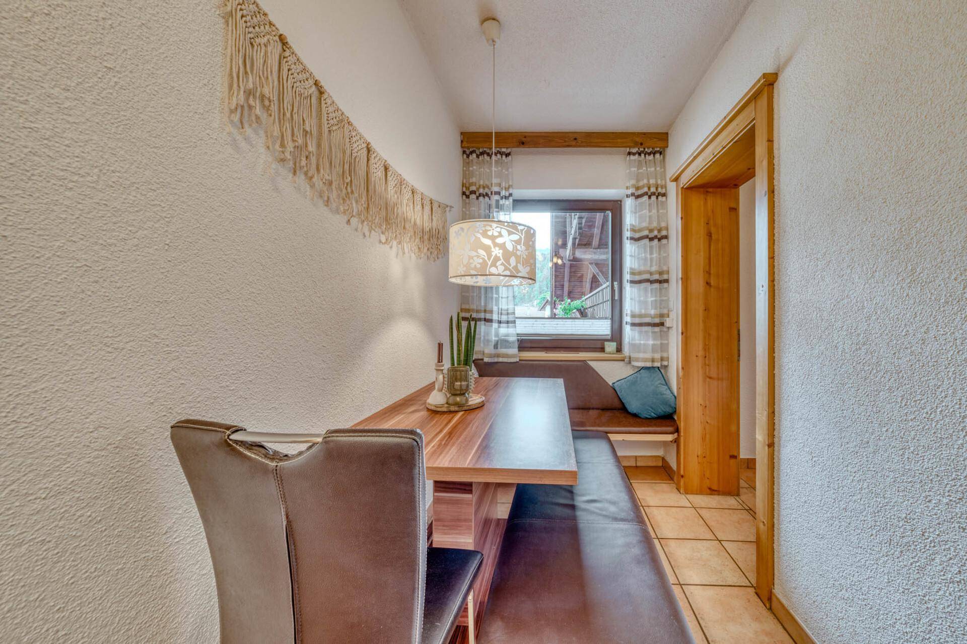 Gemütlicher Essbereich mit Holztisch und Eckbank, ideal für gemeinsame Mahlzeiten.