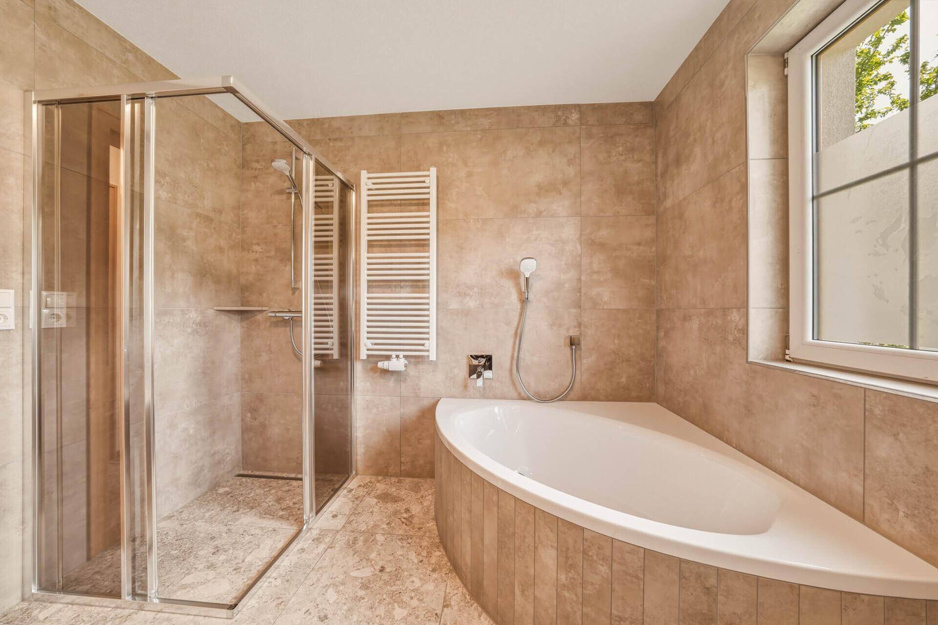 Modernes Badezimmer mit Eckbadewanne und geräumiger Duschkabine.