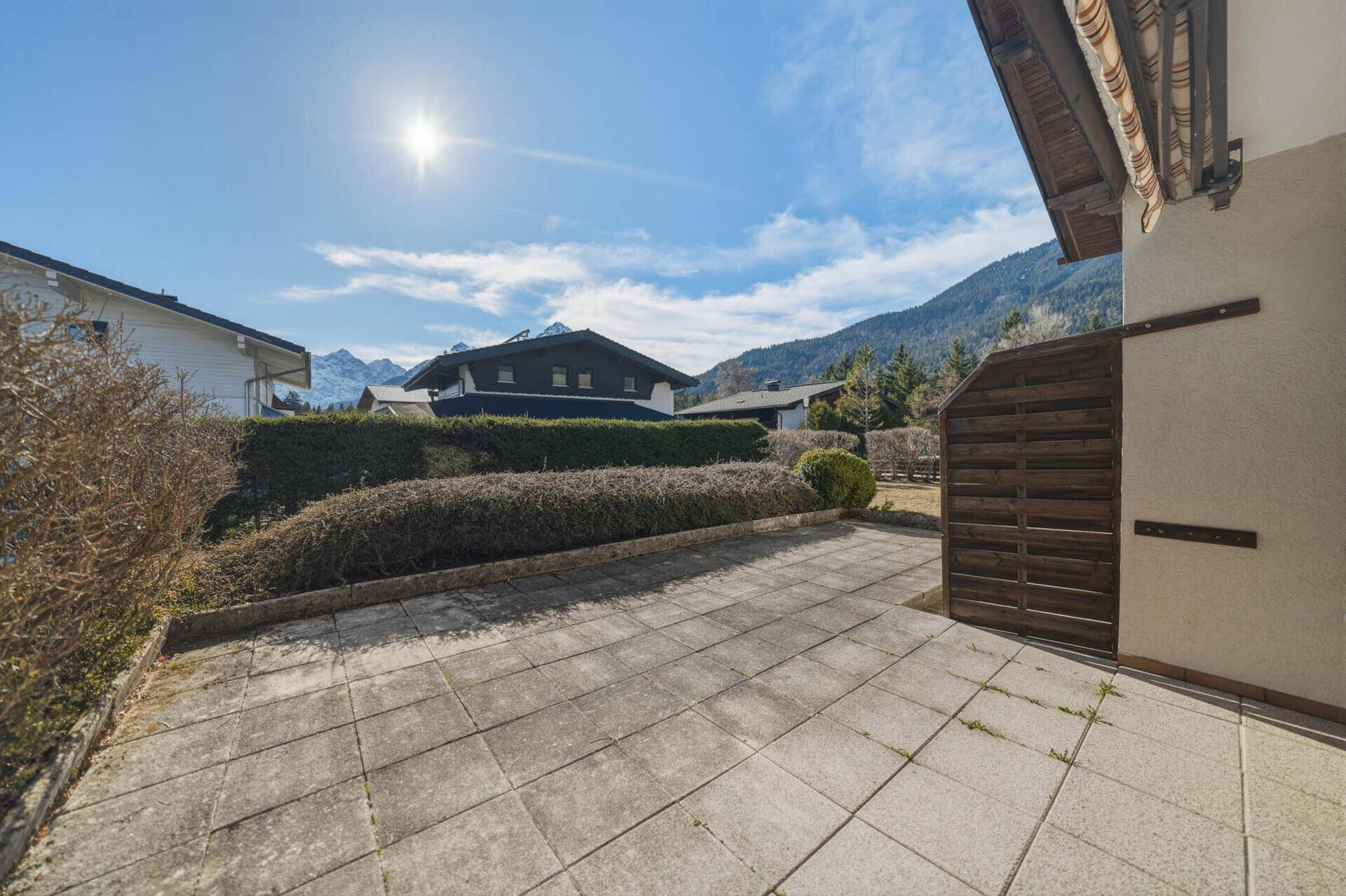 Gepflasterte Terrasse mit Bergblick und sonniger Lage.