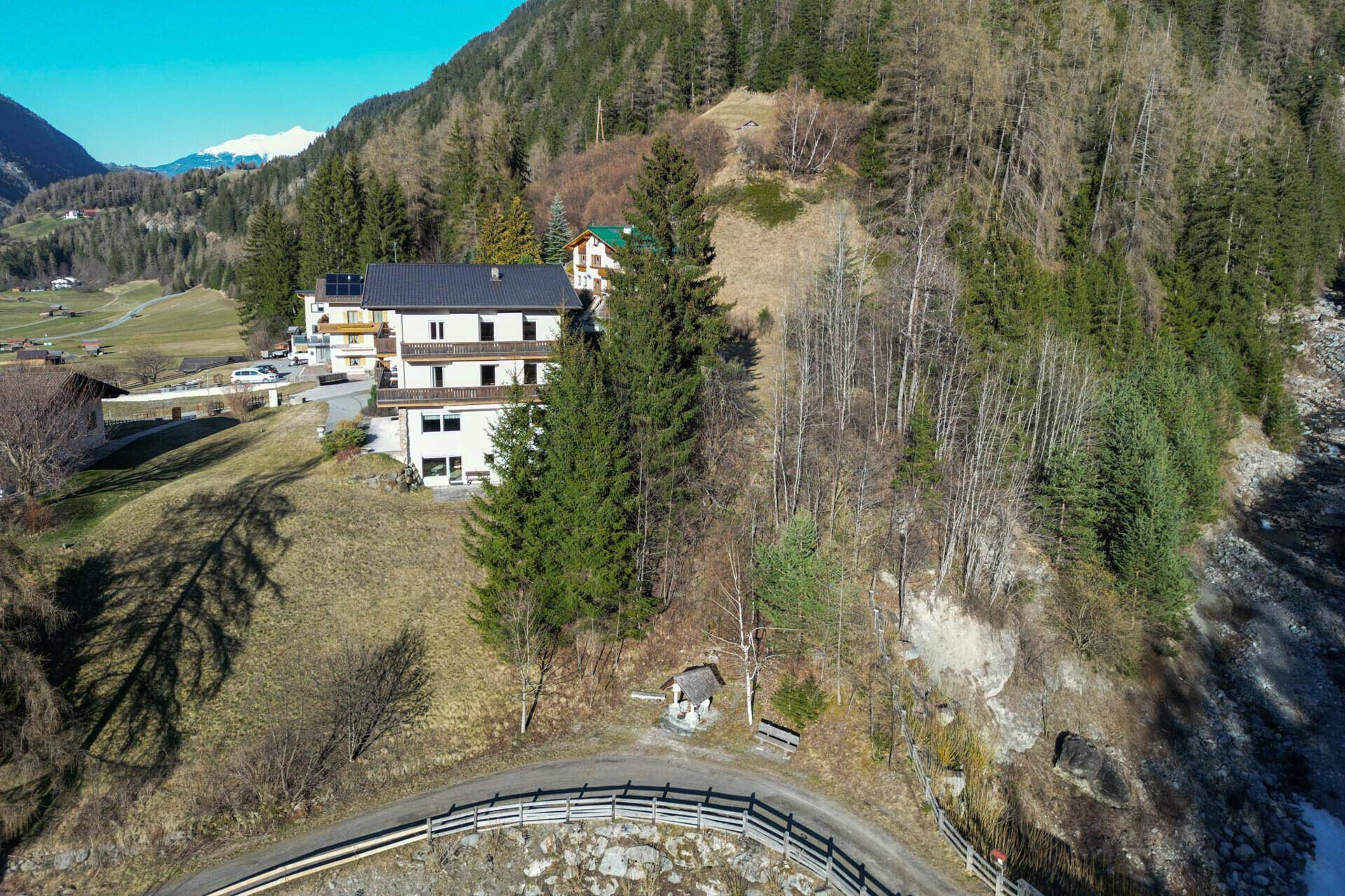 Luftaufnahme des Wohnhauses in idyllischer Lage am Waldrand.