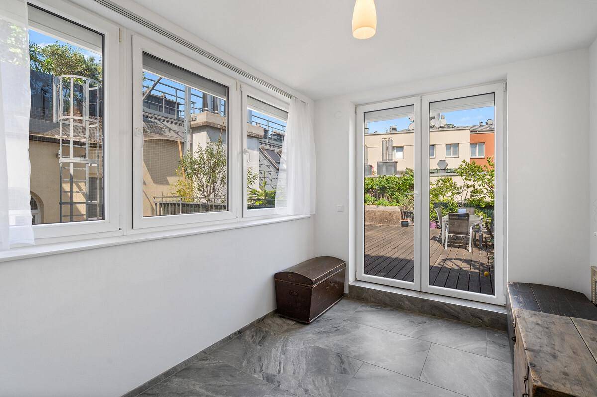 Heller Raum mit Fliesenboden und direktem Zugang zur Dachterrasse.