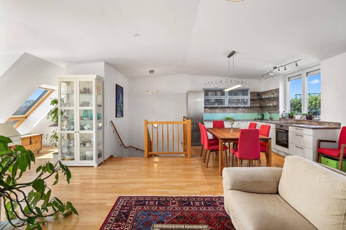 Offener Wohn- und Essbereich mit integrierter Küche und Zugang zur Dachterrasse.