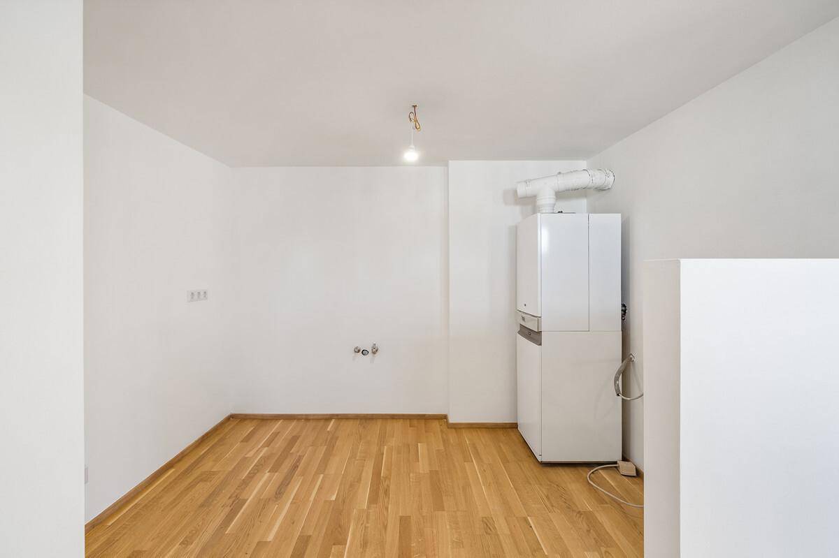 Technikraum mit Heizungsanlage und Parkettboden, ideal für Haushaltsgeräte.