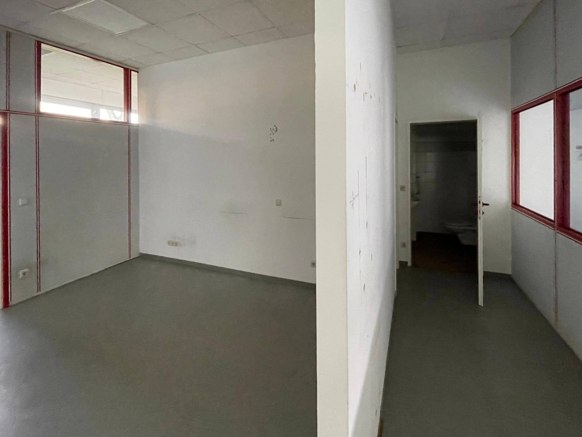 Zwei Ansichten eines Gewerberaums mit Fenstern und Zugang zu einer separaten Toilette.