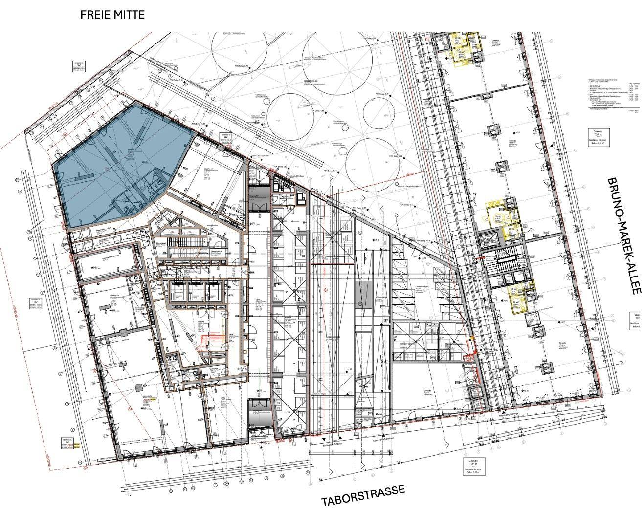 Übersichtsplan eines großen Gebäudekomplexes mit hervorgehobener Mietfläche und angrenzenden Straßen.