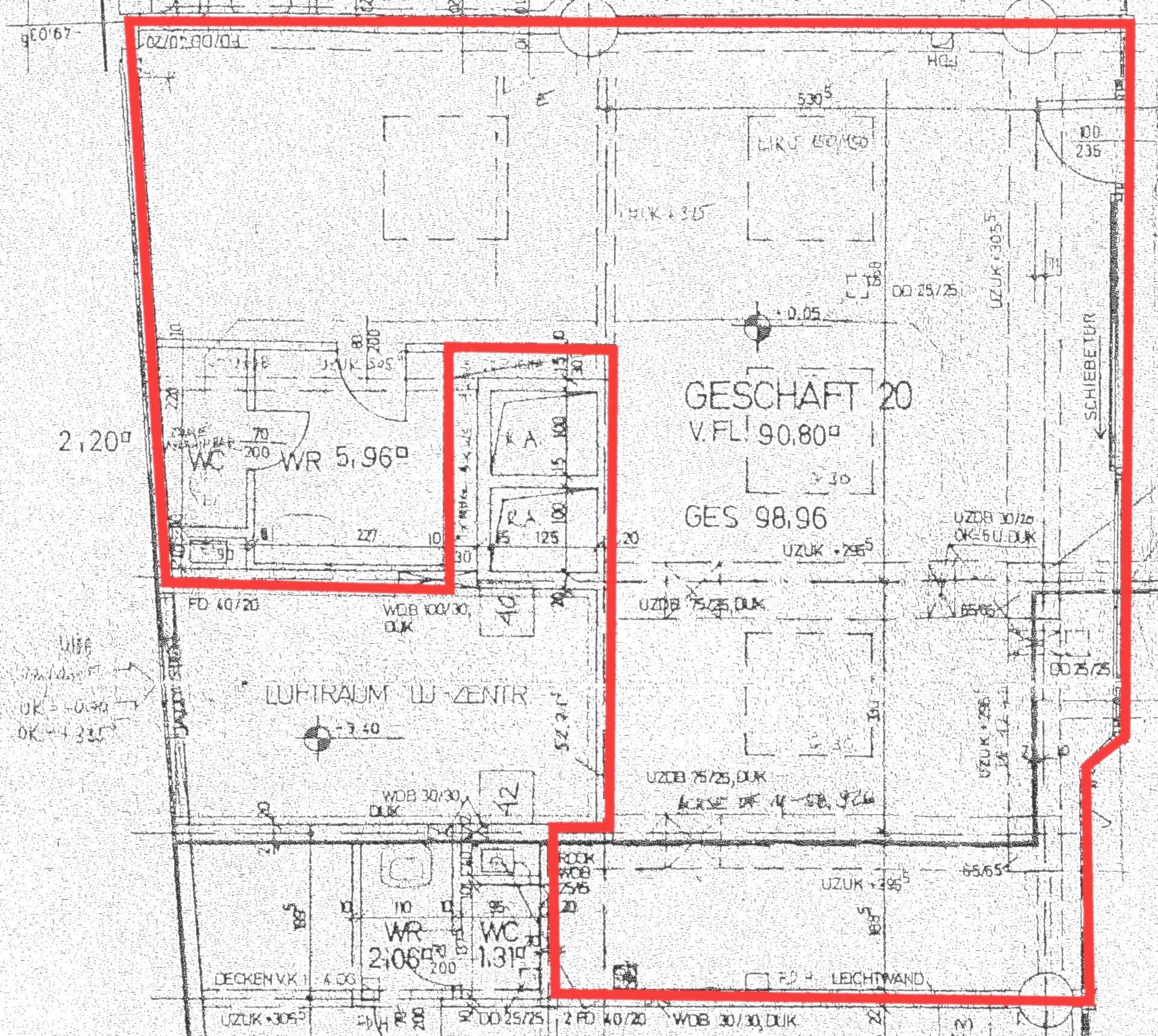 Detaillierter Grundriss eines Geschäftslokals mit mehreren Toiletten und einem offenen Luftraum.