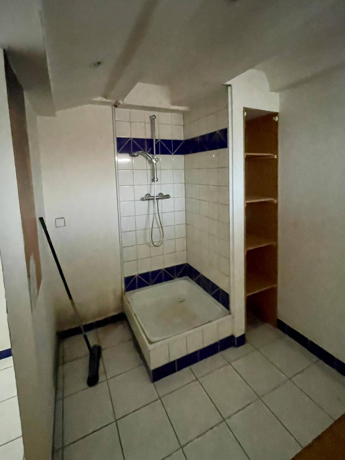 Dusche im Keller