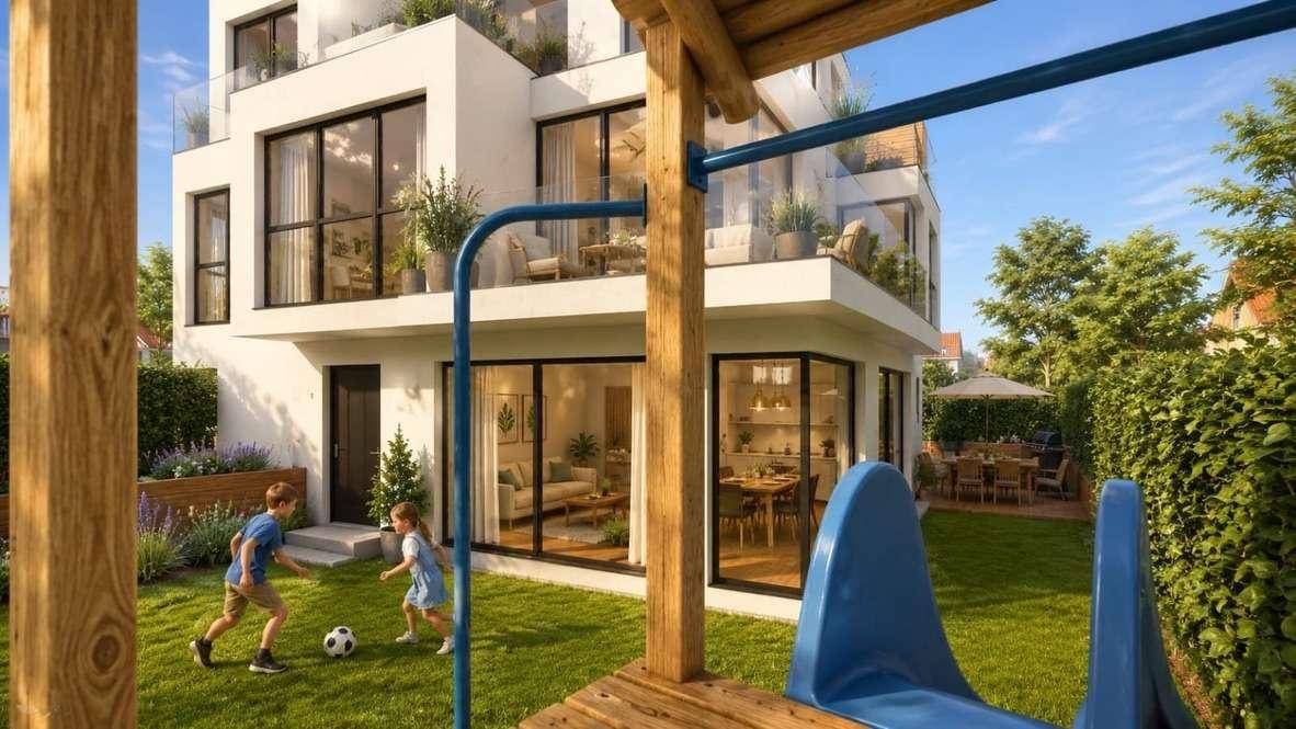 Außenansicht der Wohnanlage mit spielenden Kindern im Garten und einem Spielplatz.