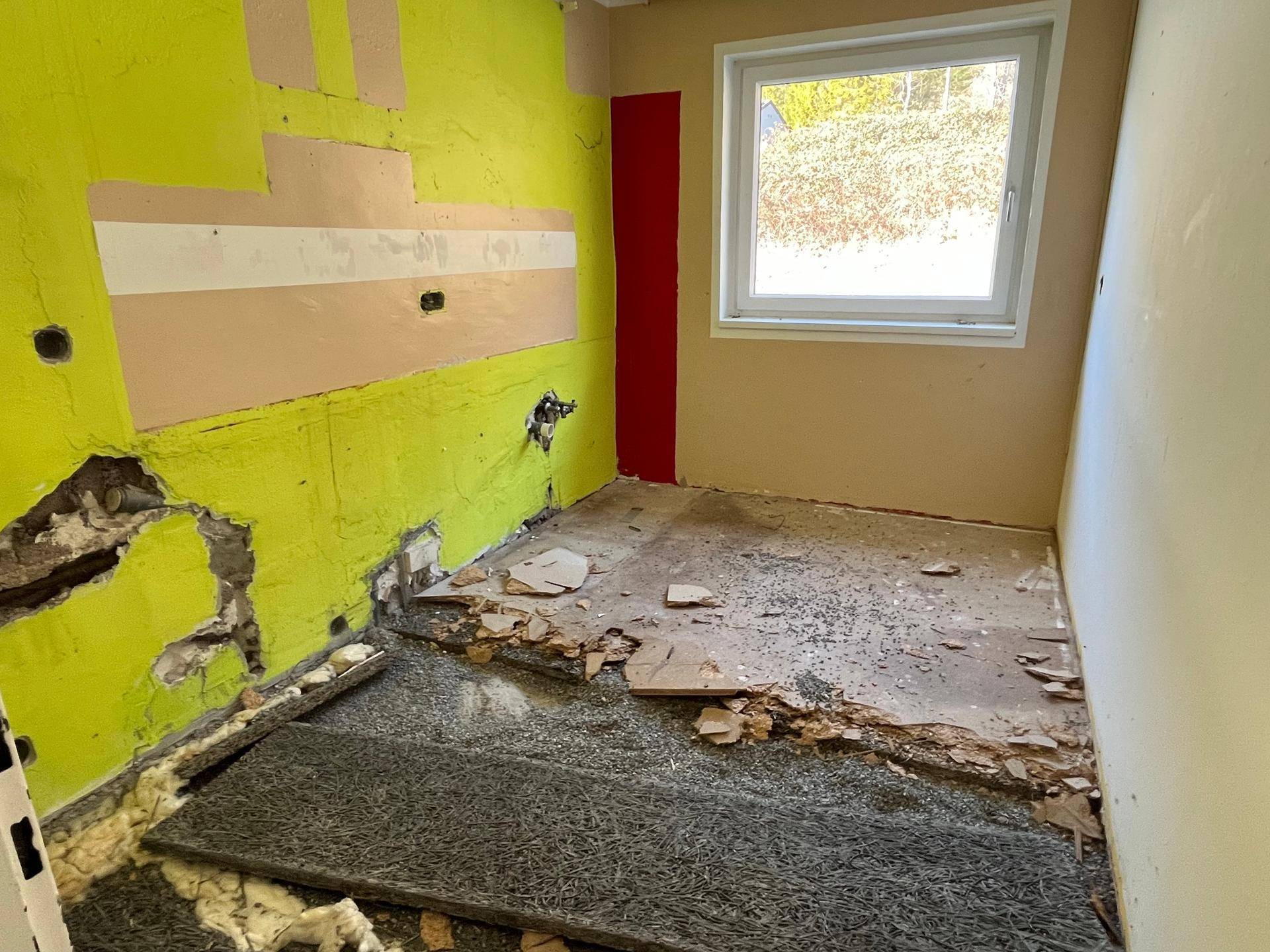 Kleiner Raum in Renovierung mit grünen und beigen Wänden sowie Fenster.