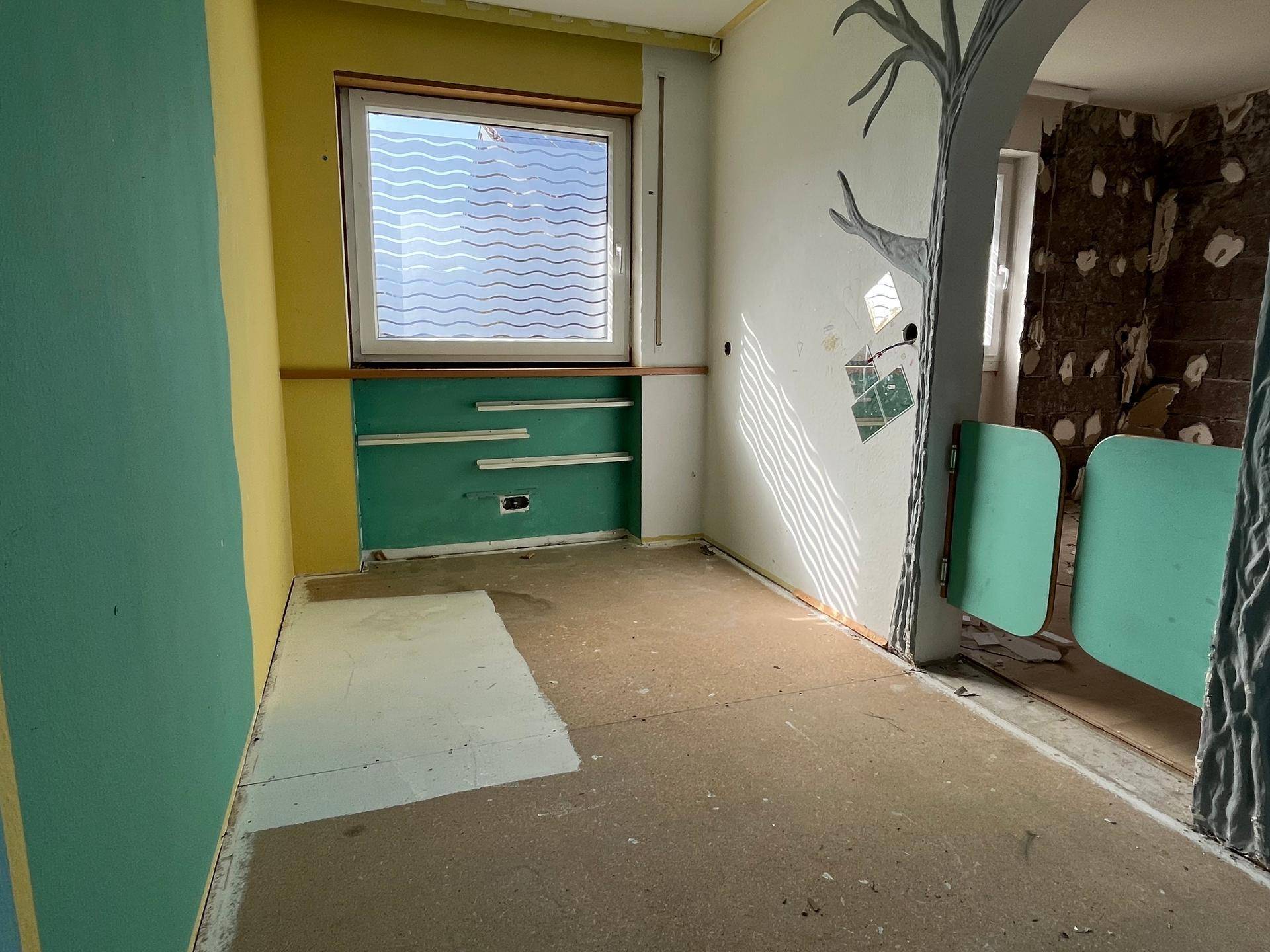 Kinderzimmer in Renovierung mit grünen Wänden und spielerischen Dekorationen.