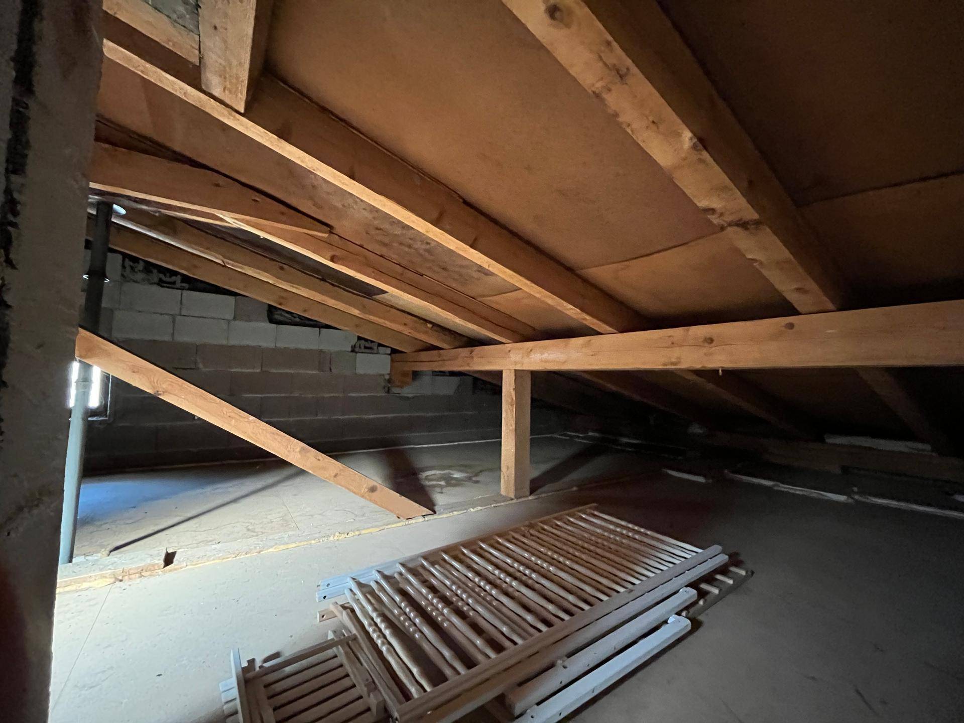 Dachboden mit Holzkonstruktion und Lagerfläche, der Ausbaupotenzial bietet.