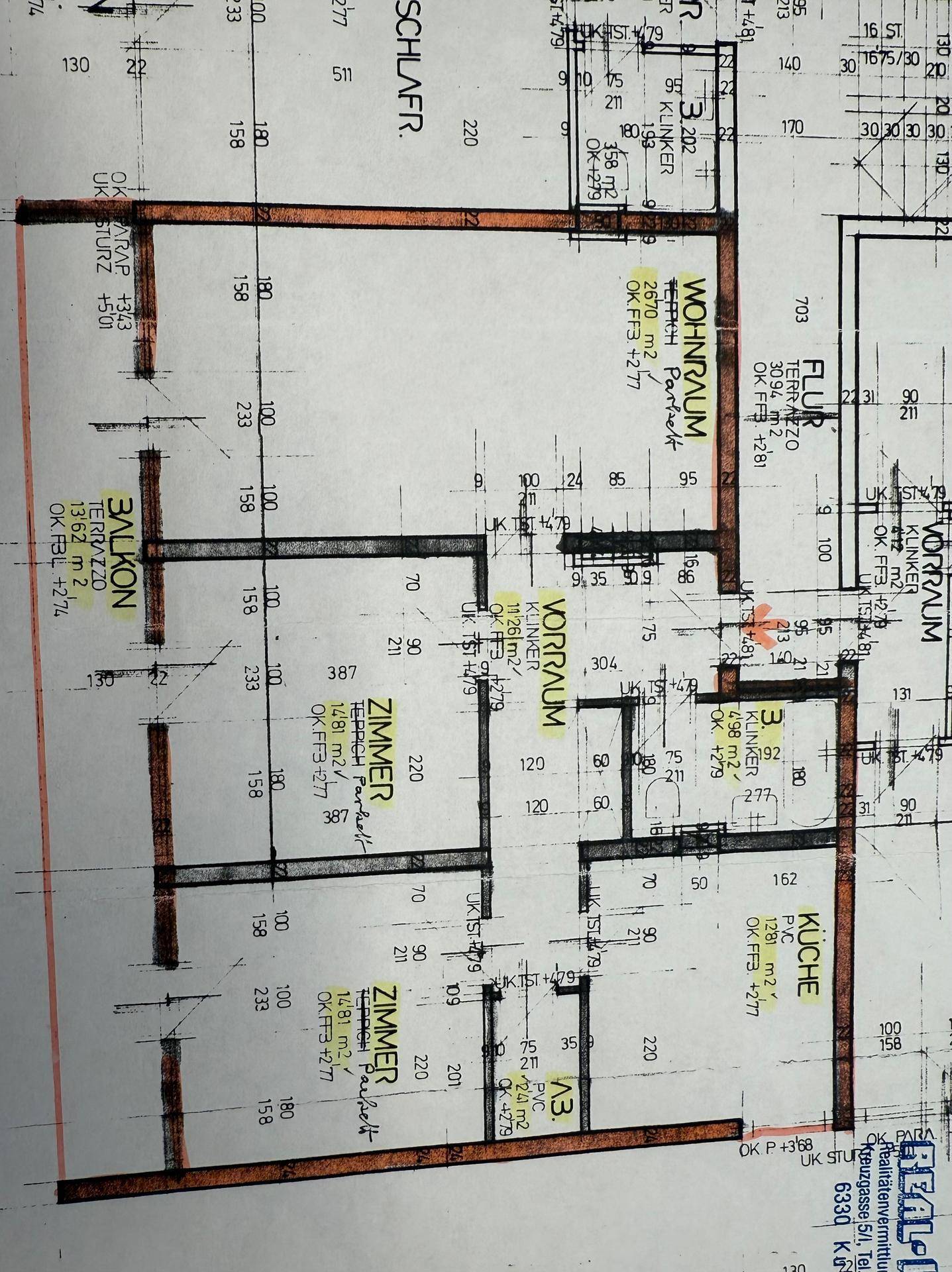 Grundrissplan mit Wohnraum, Küche, Zimmern und Balkon.