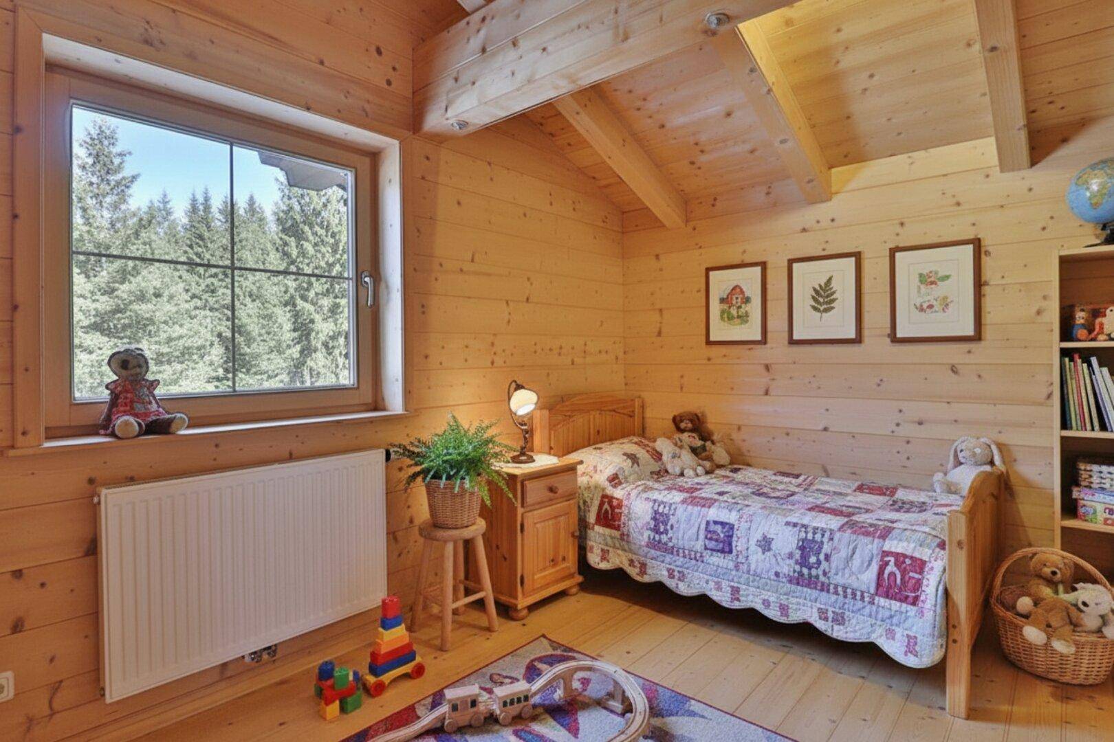 Kinderzimmer mit Holzwänden, Spielzeug und einem Fenster mit Blick ins Grüne.