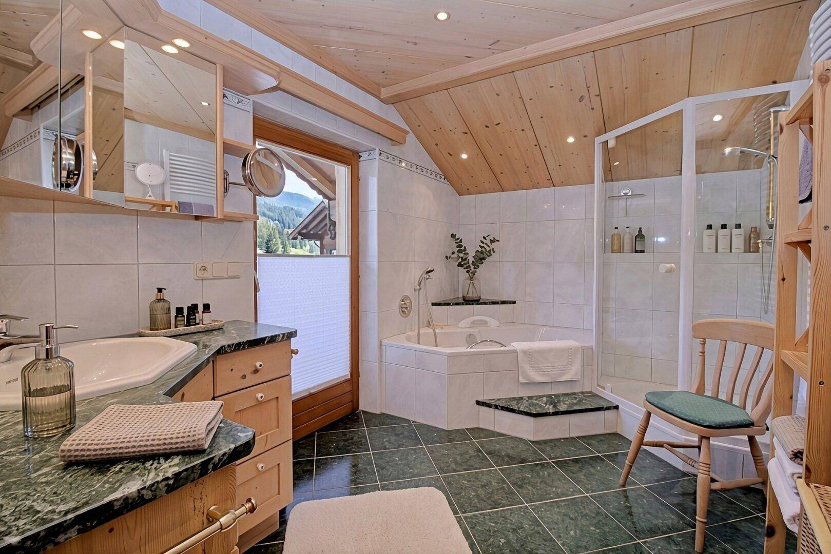Geräumiges Badezimmer mit Eckbadewanne, separater Dusche und grünen Akzenten.