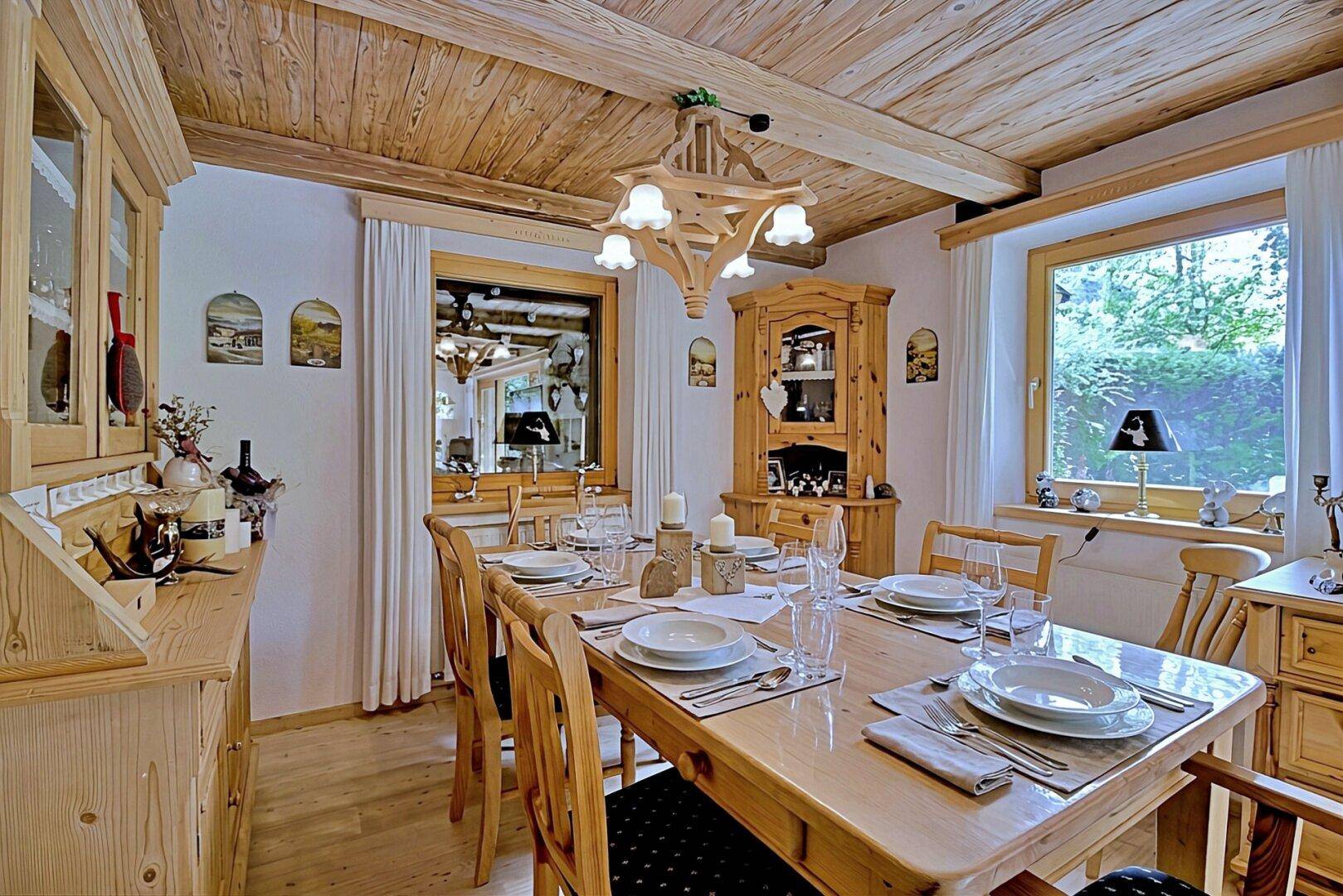 Traditioneller Essbereich mit massivem Holztisch, passenden Stühlen und rustikalem Charme.