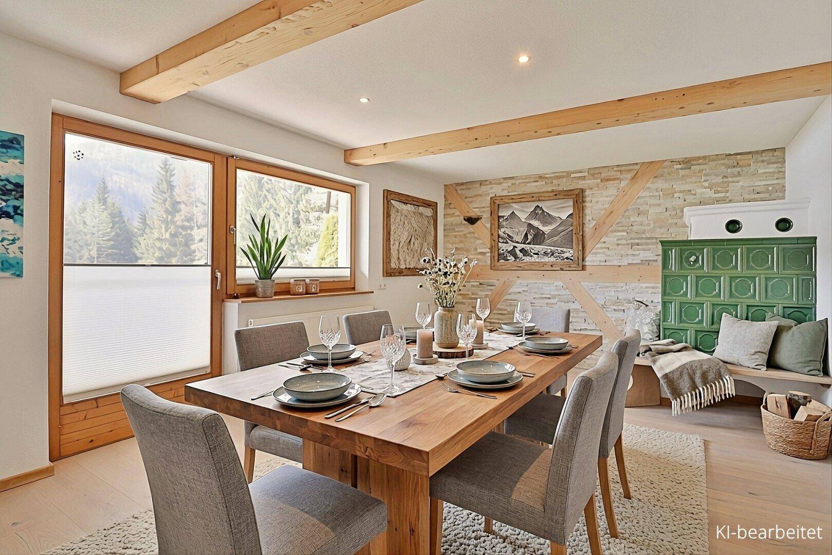 Gemütlicher Essbereich mit großem Holztisch, freiliegenden Holzbalken und traditionellem Kachelofen.