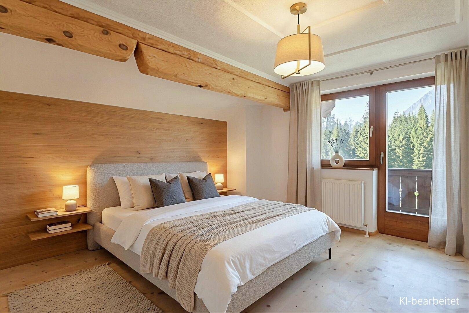 Geräumiges Schlafzimmer mit Holzakzenten, freiliegenden Balken und Zugang zu einem Balkon.