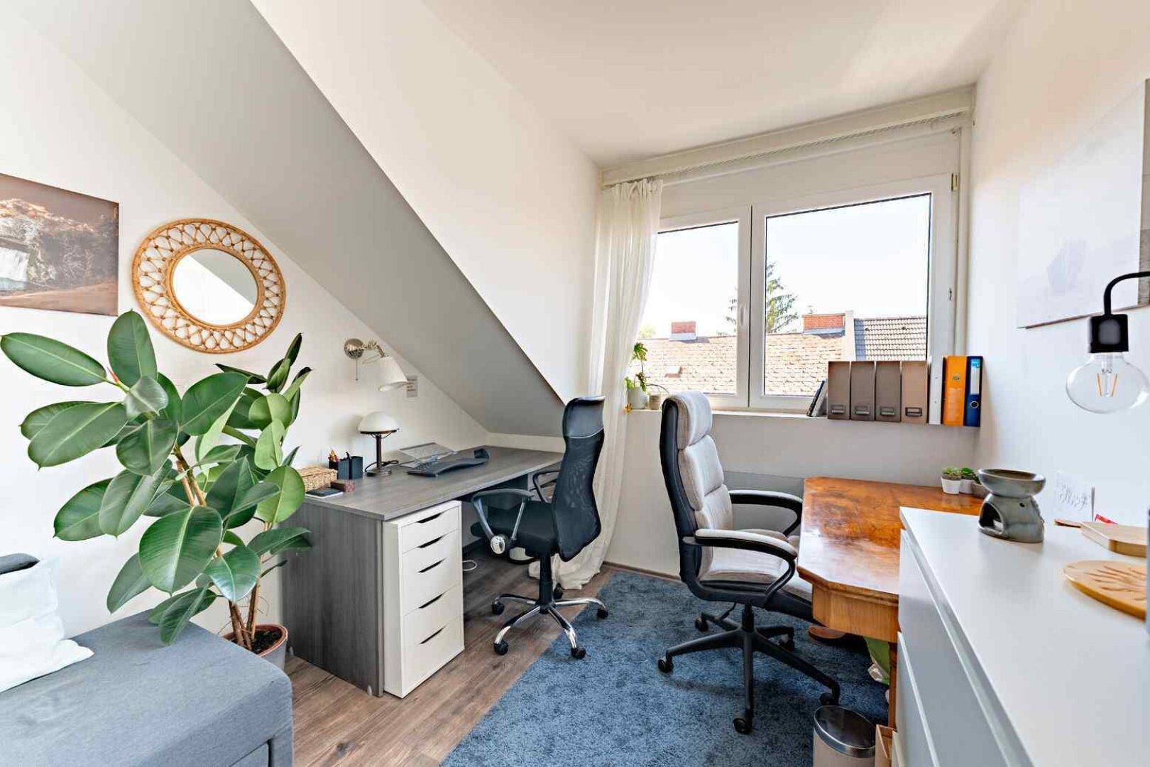Charmante Dachgeschosswohnung mit großem Balkon und neu saniertem Bad - Widok 3