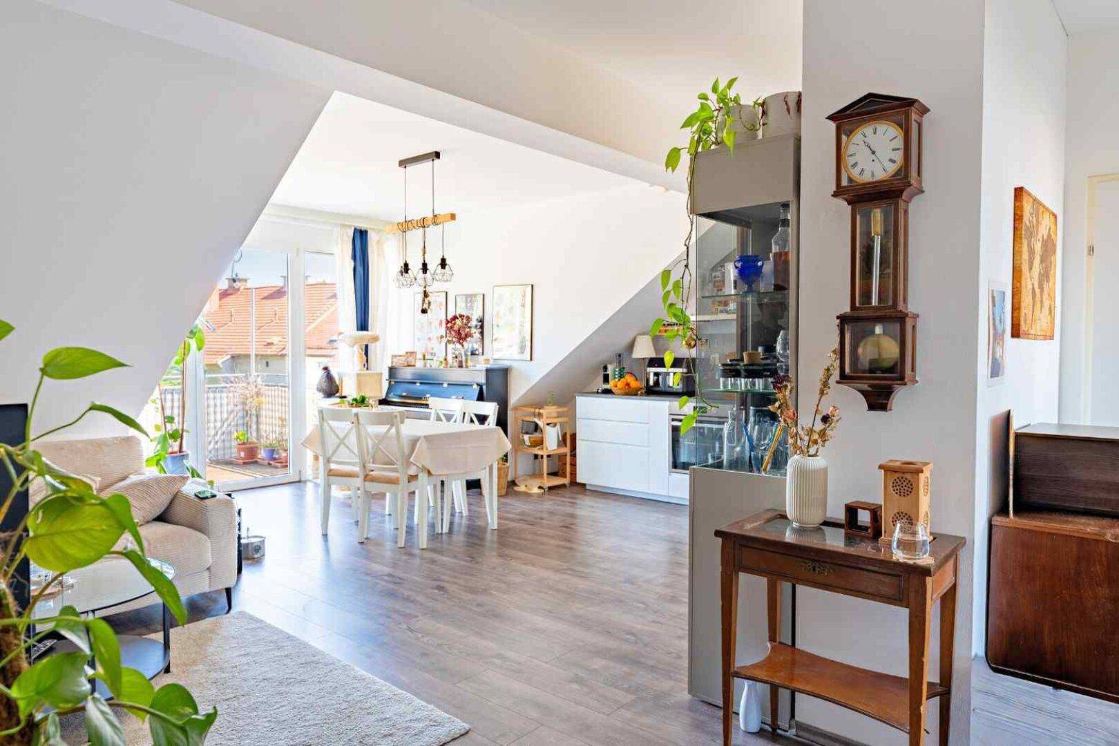 Charmante Dachgeschosswohnung mit großem Balkon und neu saniertem Bad - Widok 6