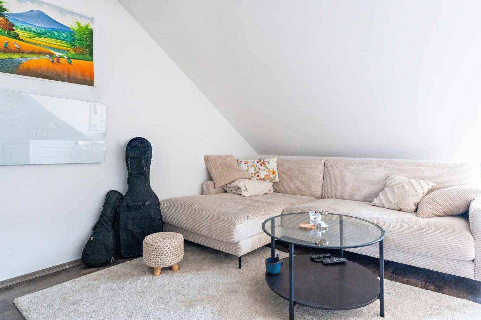 Charmante Dachgeschosswohnung mit großem Balkon und neu saniertem Bad - Widok 5