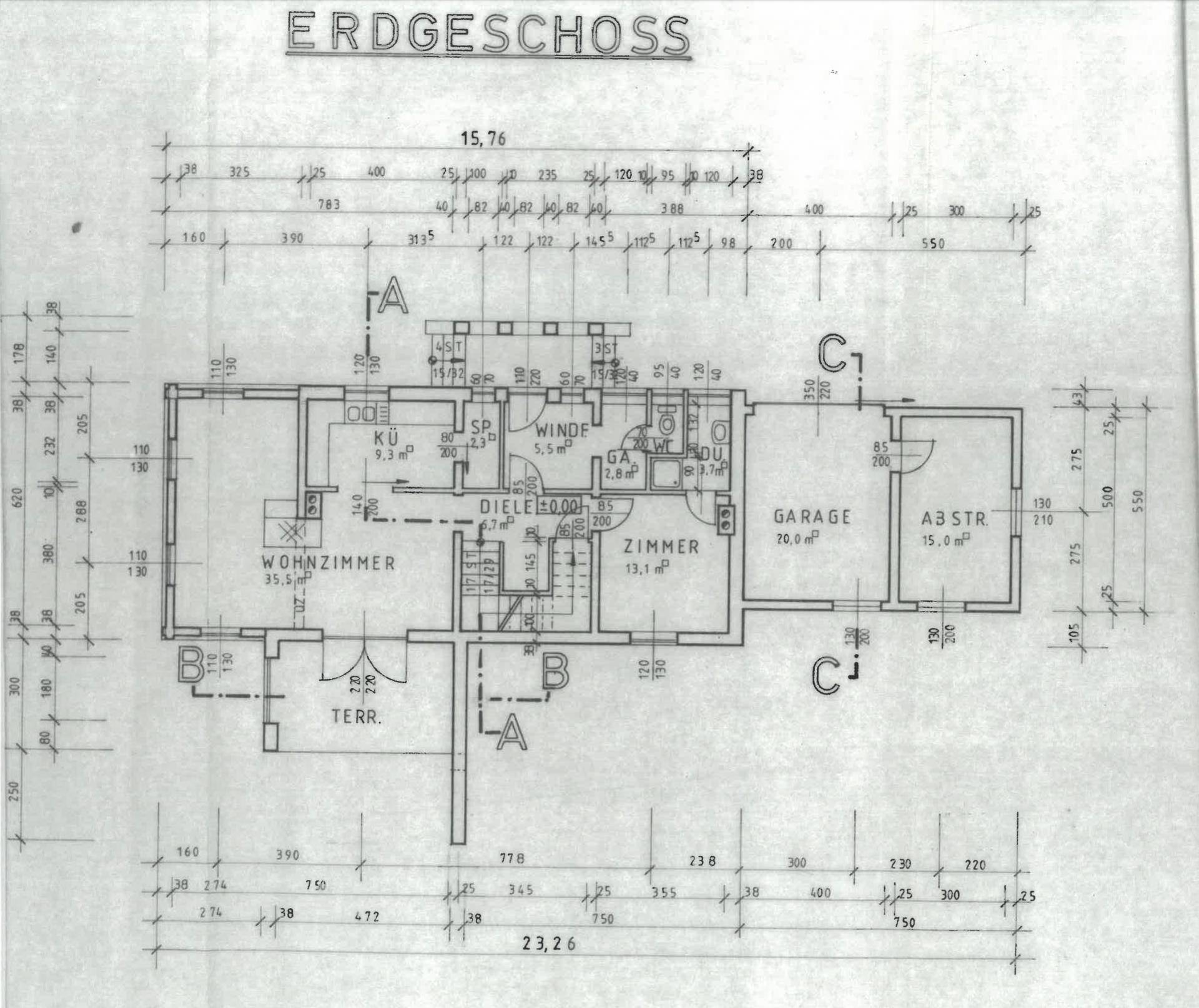 Grundriss des Erdgeschosses mit Wohnzimmer, Küche, Zimmer und Garage.