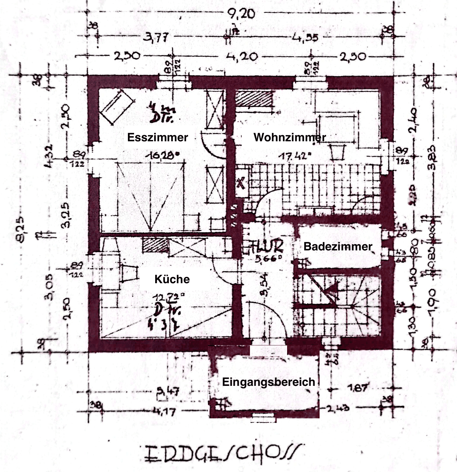 Grundriss des Erdgeschosses mit Wohnzimmer, Esszimmer, Küche und Badezimmer.