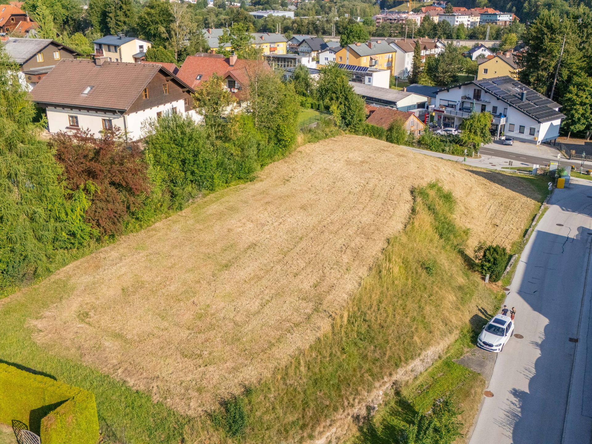 Freies Baugrundstück in sonniger Lage, umgeben von bestehender Wohnbebauung und viel Natur.